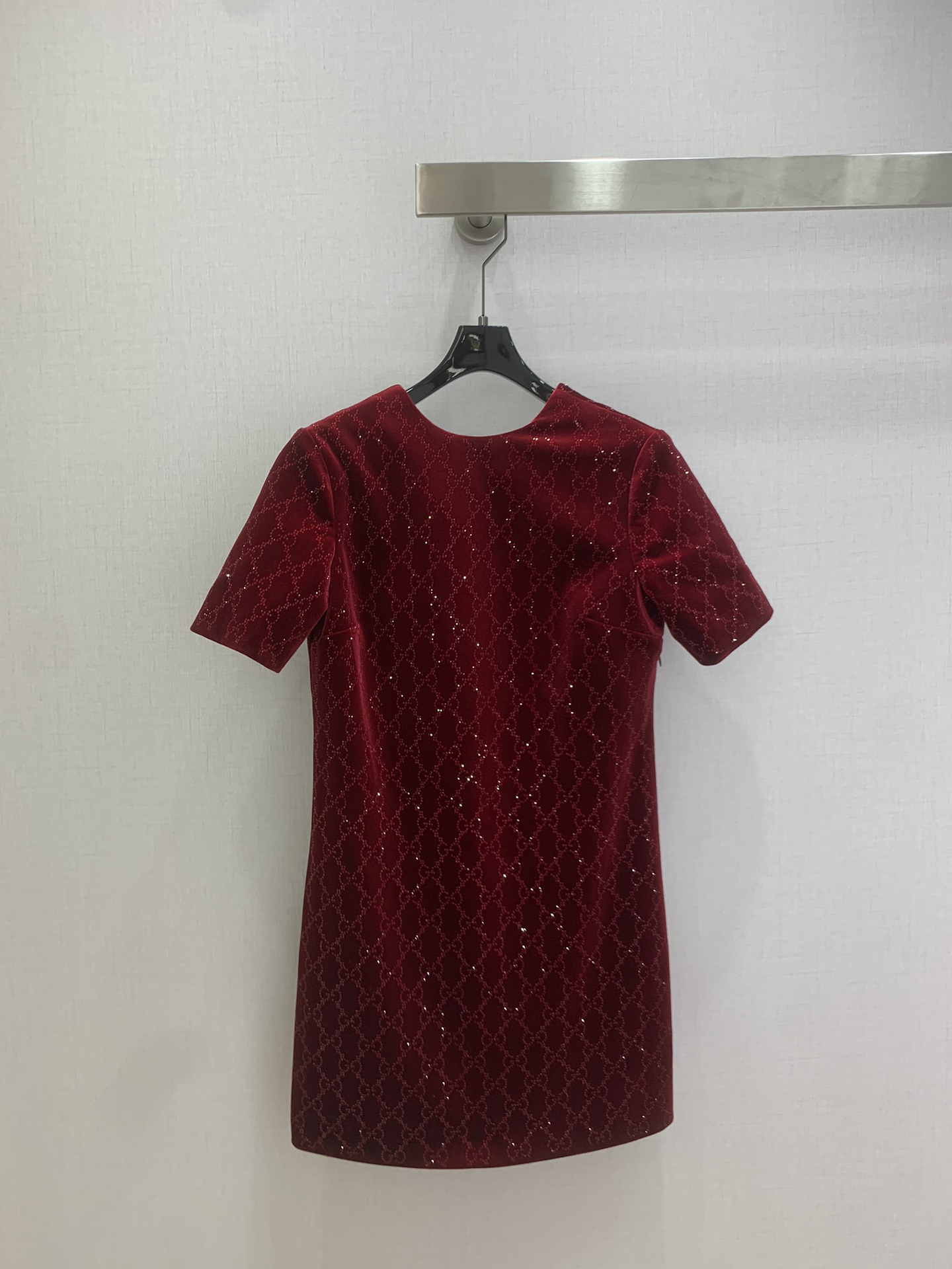 NO:709558,Highly recommended for early spring 26. Double G velvet hot-drilled short-sleeved dress. Imported velvet material. Ready-to-wear luster. Excellent texture and appearance. Round neck short-sleeved dress. Three-dimensional tailoring to create a fashionable and neat style. The burgundy velvet shop is retro and beautiful. Customized imported colored diamonds are printed all over. The shining luster flows on the suede texture. The simple straight skirt hides an effortless sense of luxury. The deep V design on the back adds a bit of caution.  Wear it and you will be the elegant protagonist with your own light in the dinner party. Hold it in different occasions. One color, SMLXL code, high quality ABC, skirts, T-shirt, real silk,19860909强烈推荐 26早春新款 双G丝绒烫钻短袖连衣裙 进口真丝绒材质 成衣光泽 质感品相绝佳 圆领短袖连衣裙版型 立体裁剪打造时尚利落范儿 酒红丝绒铺复古绮丽 满印定制进口彩钻 闪耀光泽在绒面肌理上流转 简约的直筒裙型藏着不费力的高级感 后背的深V设计又添了几分小心机 穿上就是晚宴里自带光芒的优雅主角 hold住不同场合 一个色 SMLXL码 高品质ABC,,skirts,T-shirt,real silk,,Women's clothing
