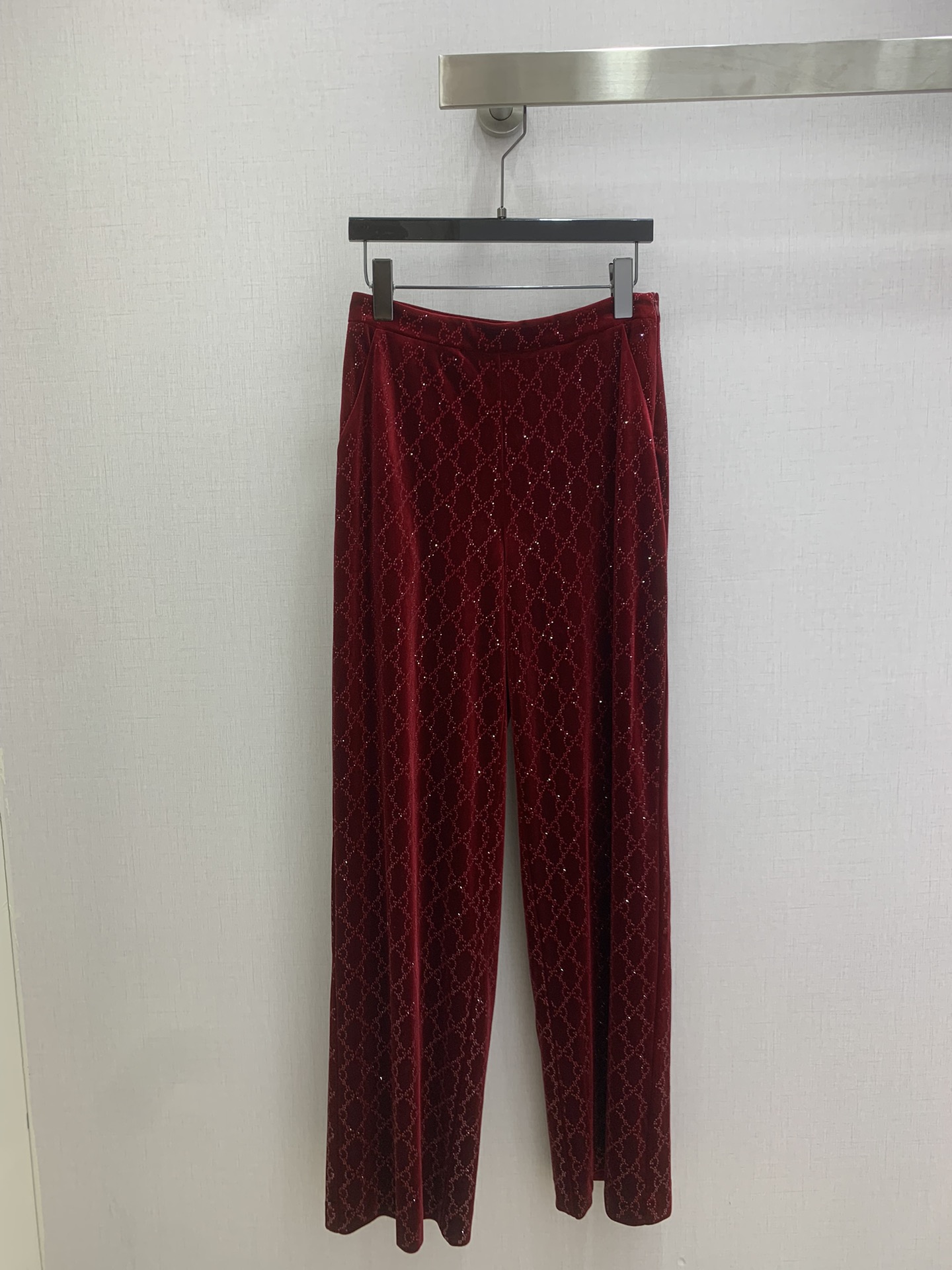 NO:709556,Highly recommended for early spring 26, velvet rhinestone blazer and velvet rhinestone straight trousers. Batch separately. Double G rhinestone temperament suit. Real velvet rhinestone blazer + trousers. Imported velvet material with excellent texture. Lapel shoulder pad suit style. Double-breasted three-dimensional tailoring to create a fashionable and neat style. Burgundy velvet with colorful rhinestones printed all over. Retro suede texture with sparkling pearls. Paired with series of straight trousers.  Full of luxurious magnificence and neat aura. A single outfit brings a focus to the dinner-level exquisite style. One color. SMLXL code. High quality, jackets & coats, business suit, real silk,19860909强烈推荐 26早春新款 丝绒烫钻西装外套丝绒烫钻直筒长裤 分开批 双G烫钻气质套装 真丝绒烫钻西装外套+长裤 进口真丝绒材质质感品相绝佳 翻领垫肩西装版型 双排扣立体裁剪打造时尚利落范儿 酒红丝绒满印彩色水钻 复古绒面的肌理揉着闪耀的珠光 搭配系列直筒长裤 把高奢的华丽与利落的气场拉满 一套穿就是自带焦点的晚宴级精致风格 一个色 SMLXL码 高品质,,jackets & coats,business suit,real silk,,Women's clothing