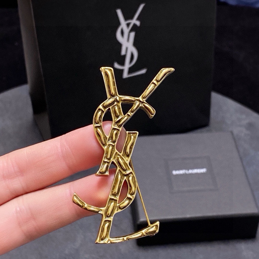 NO:705356,YSL Saint Laurent counter's new high-version retro gold brooch is the accessory that best understands women. Women who devote all their efforts to being themselves tend to cherish the meaning of the brooch more. Ms. Saint Laurent pinned the brooch on her hat and told the fashionable ladies who imitated her [The brooch is very practical. It can be pinned on the collar of a suit, on a pocket, on a hat, on a belt or on an evening dress. Boutique jewelry, saint laurent, saint laurent, business  suit, brooch, breastpin, hats19860909YSL圣罗兰专柜新款高版本复古金胸针,是最懂女人的饰物.那些倾注了全部心血去做自己的女人,往往更珍惜胸针的意义.圣罗兰女士把胸针别在帽子上,并告诉那些模仿她的时髦女士们[胸针可是非常实用,它可以别在西装领上、口袋上、帽子上、腰带上或者是晚礼服上,饰品精品,saint laurent,saint laurent,business suit,brooch，breastpin,hats,Jewelry