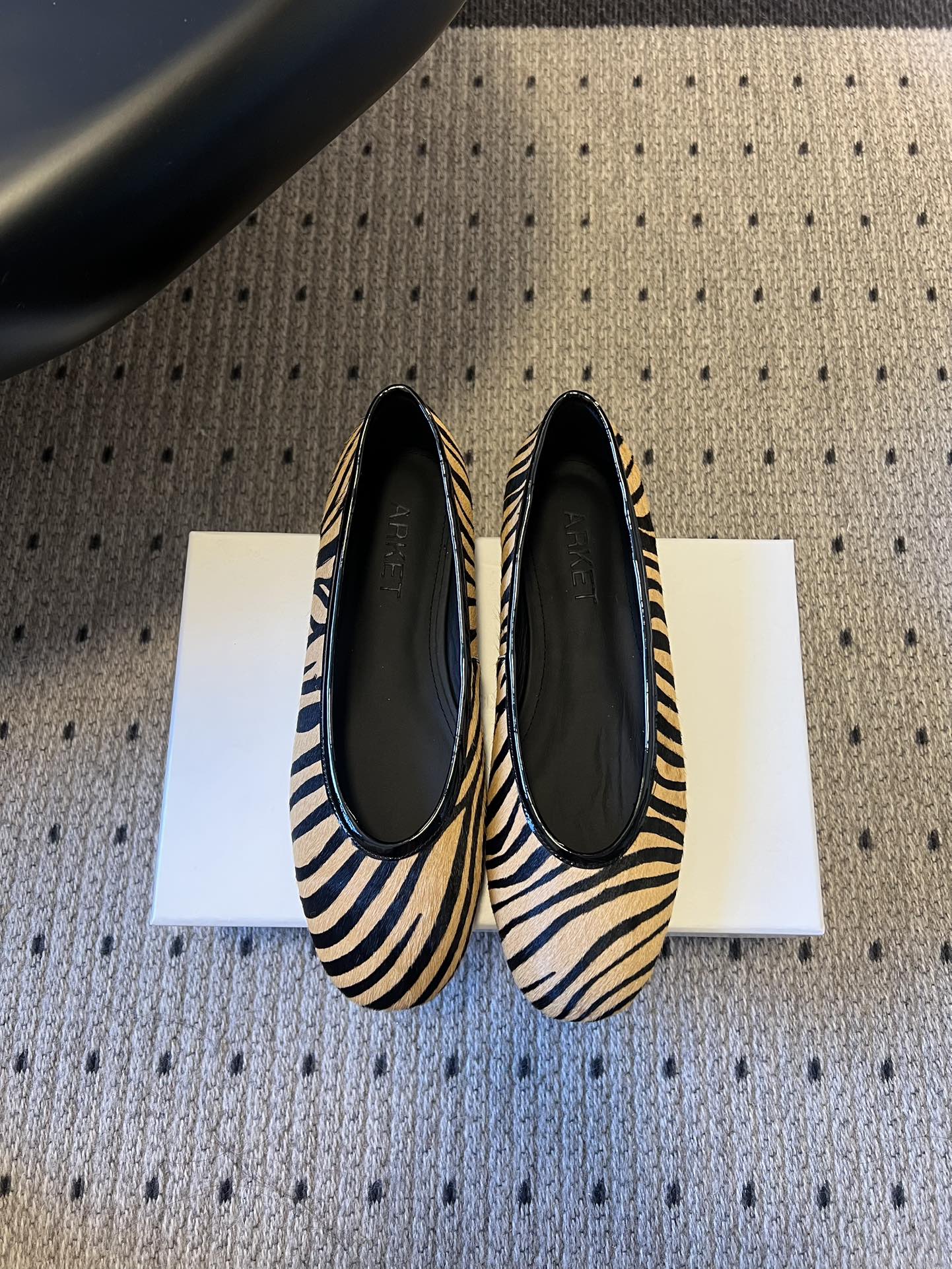 NO:721648,Arket 26ss new early spring round-toe flat ballet shoes adopt the classic round-toe flat ballet shoe style, which is the embodiment of ARKET's simple and practical design style, taking into account comfort and daily wear adaptability. The zebra pattern model uses classic brown and black contrasting colors to show retro wildness; the sequin model uses silver and black monochrome to highlight the luster of the material, which is simple and has visual highlights.  Continuing ARKET's core of 'minimalist Nordic style + pragmatism', the basic shoe shape is matched with eye-catching materials, which balances the design sense and practicality of daily wear. There is no unnecessary decoration, only materials and patterns shape the visual focus, and the shoe body has smooth lines, in line with the minimalist aesthetics of Nordic design. Horse hair/sequin upper, sheepskin lining, rubber outsole, size 35-41 (customized sizes 40 and 41 are not returnable), heel height 1cm, ballet shoes, sheepskin19860909Arket 26ss早春新款圆头平底芭蕾鞋 采用经典的圆头平底芭蕾鞋版型,是ARKET简约实用的设计风格体现,兼顾舒适度与日常穿搭适配性.斑马纹款以经典棕黑撞色呈现复古野性；亮片款则用银、黑单色凸显材质光泽,简约中带视觉亮点. 延续ARKET“极简北欧风+实用主义”的核心,基础鞋型搭配亮眼材质,平衡了设计感与日常穿着的实用性.无多余装饰,仅通过材质和图案塑造视觉焦点,鞋身线条流畅,符合北欧设计的极简美学. 鞋面马毛/亮片 内里羊皮 大底橡胶大底 size35-41码（40、41码定制不退换） 跟高1cm,芭蕾舞鞋,sheepskin,Women's Shoes