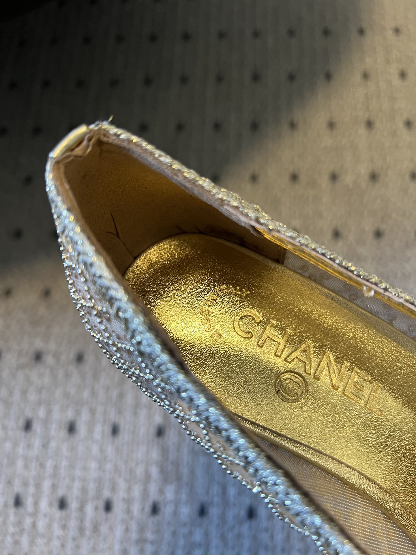 Chane*26ss新款网格编织闪片圆球跟高跟单鞋采用品牌标志性的圆头浅口高跟鞋版型，是香奈儿鞋履的经典