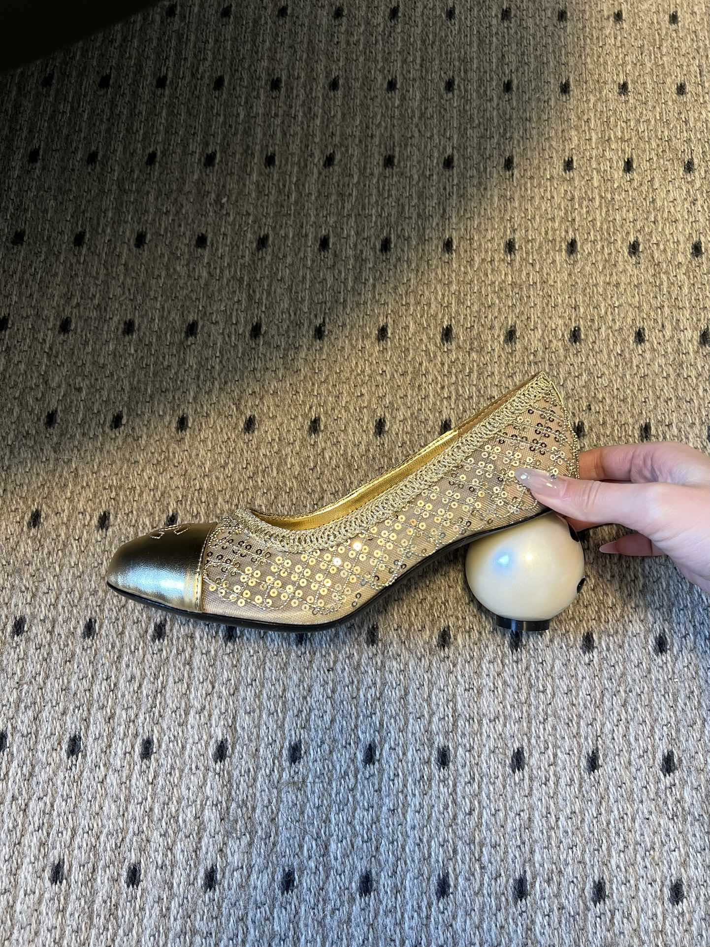 Chane*26ss新款网格编织闪片圆球跟高跟单鞋采用品牌标志性的圆头浅口高跟鞋版型，是香奈儿鞋履的经典