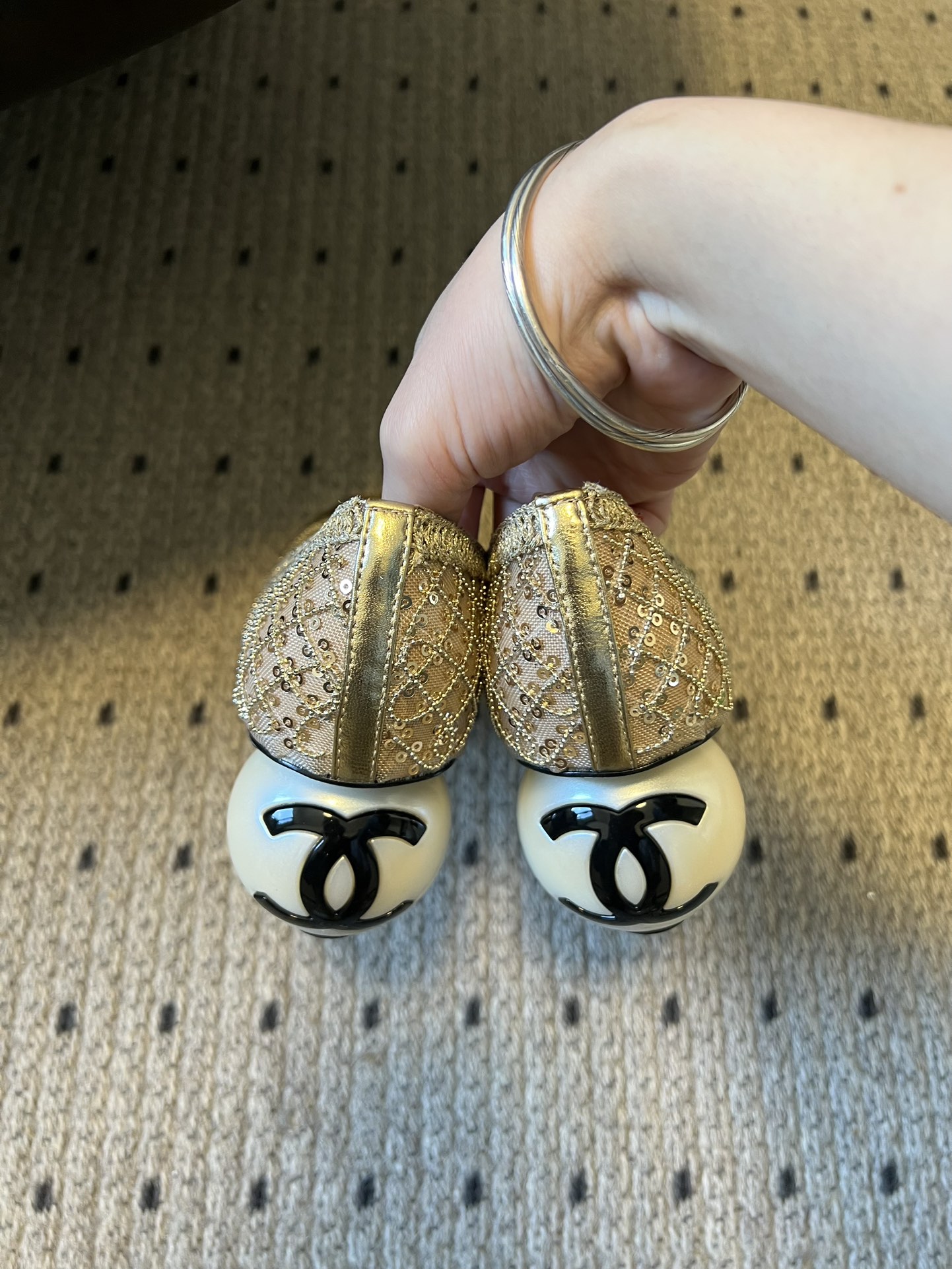 Chane*26ss新款网格编织闪片圆球跟高跟单鞋采用品牌标志性的圆头浅口高跟鞋版型，是香奈儿鞋履的经典