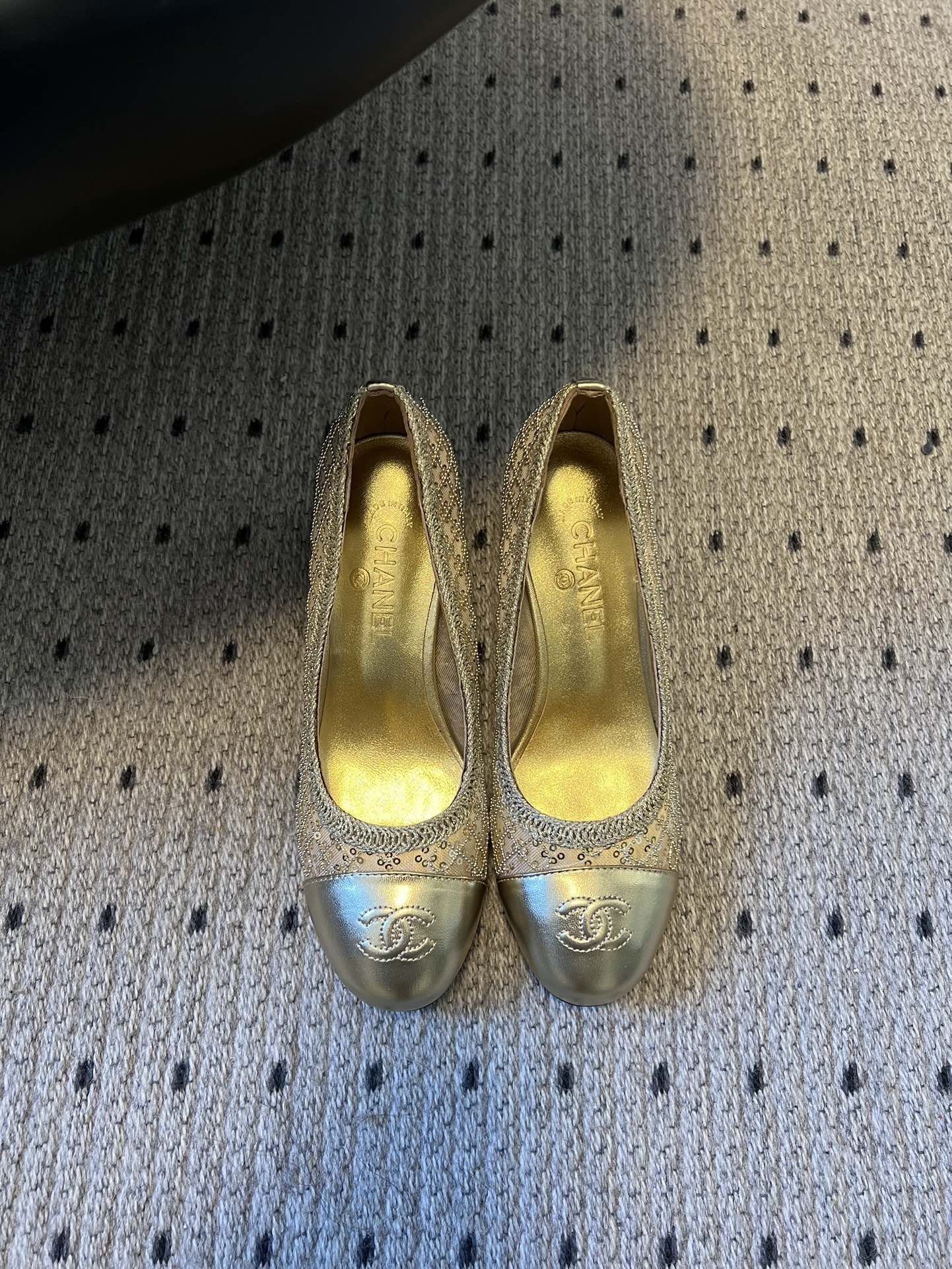 Chane*26ss新款网格编织闪片圆球跟高跟单鞋采用品牌标志性的圆头浅口高跟鞋版型，是香奈儿鞋履的经典