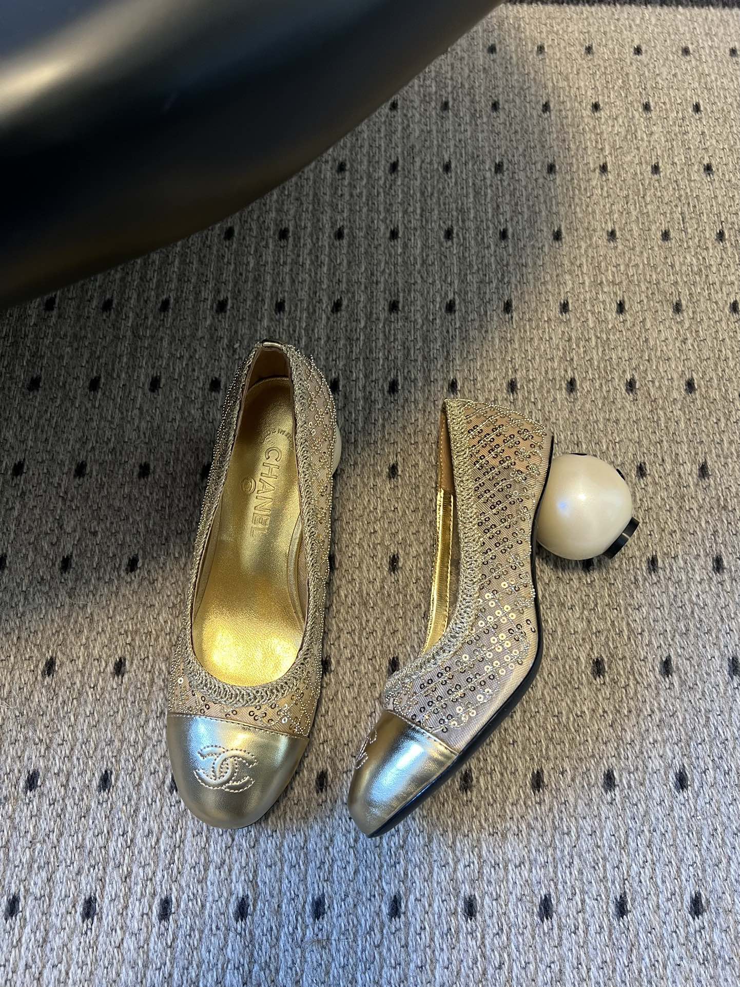 Chane*26ss新款网格编织闪片圆球跟高跟单鞋采用品牌标志性的圆头浅口高跟鞋版型，是香奈儿鞋履的经典