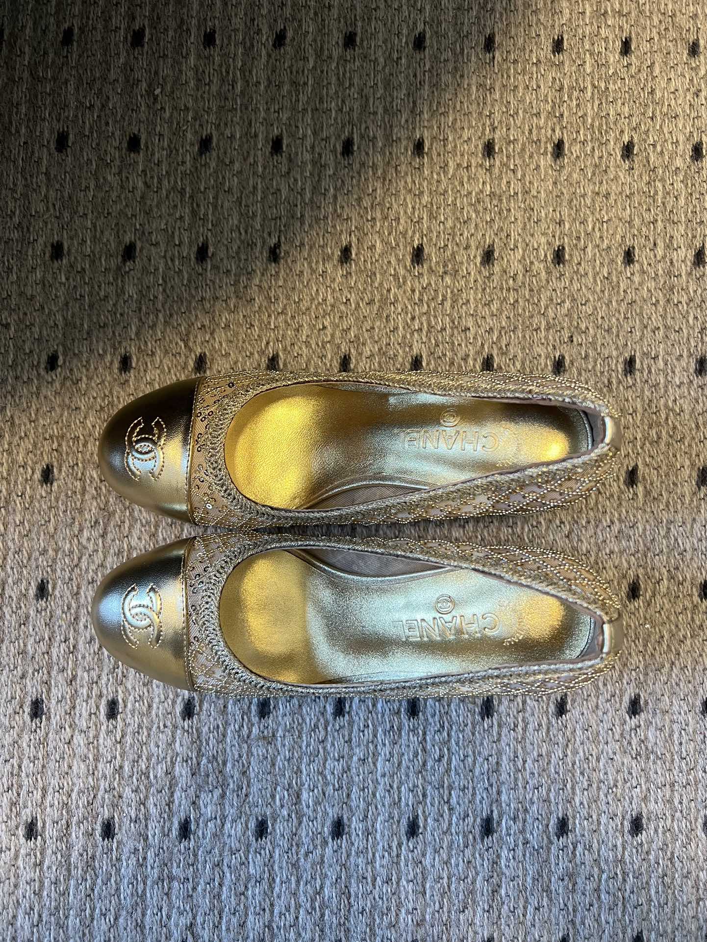 Chane*26ss新款网格编织闪片圆球跟高跟单鞋采用品牌标志性的圆头浅口高跟鞋版型，是香奈儿鞋履的经典