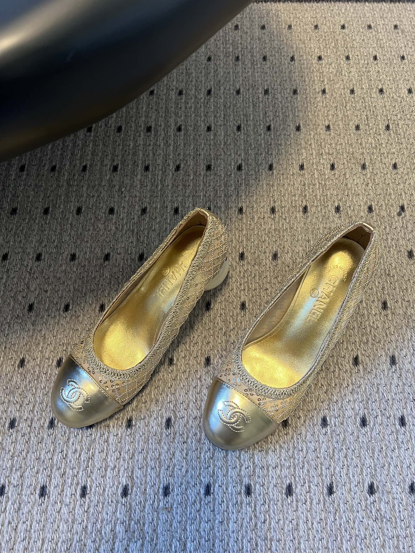 Chane*26ss新款网格编织闪片圆球跟高跟单鞋采用品牌标志性的圆头浅口高跟鞋版型，是香奈儿鞋履的经典