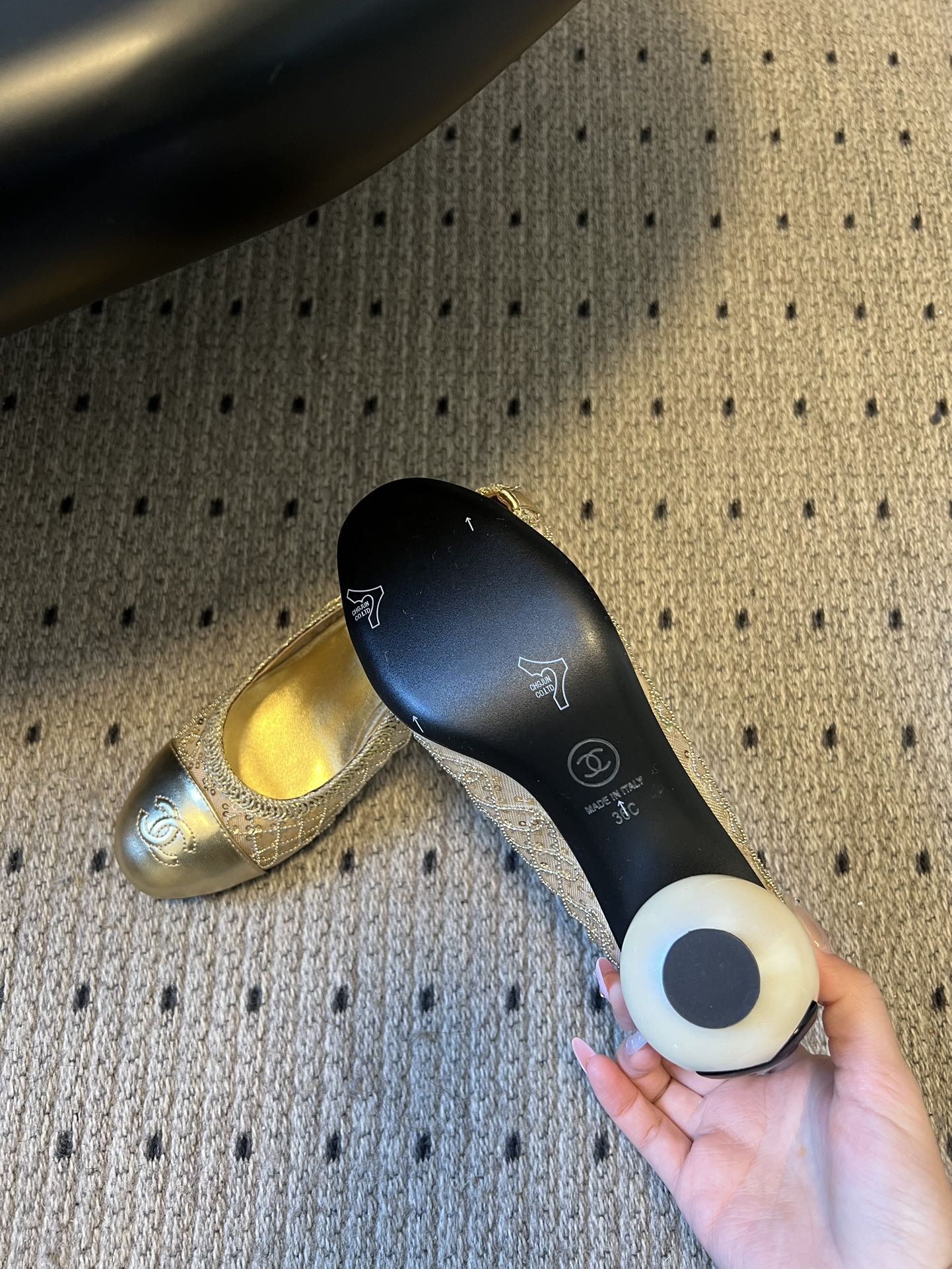 Chane*26ss新款网格编织闪片圆球跟高跟单鞋采用品牌标志性的圆头浅口高跟鞋版型，是香奈儿鞋履的经典