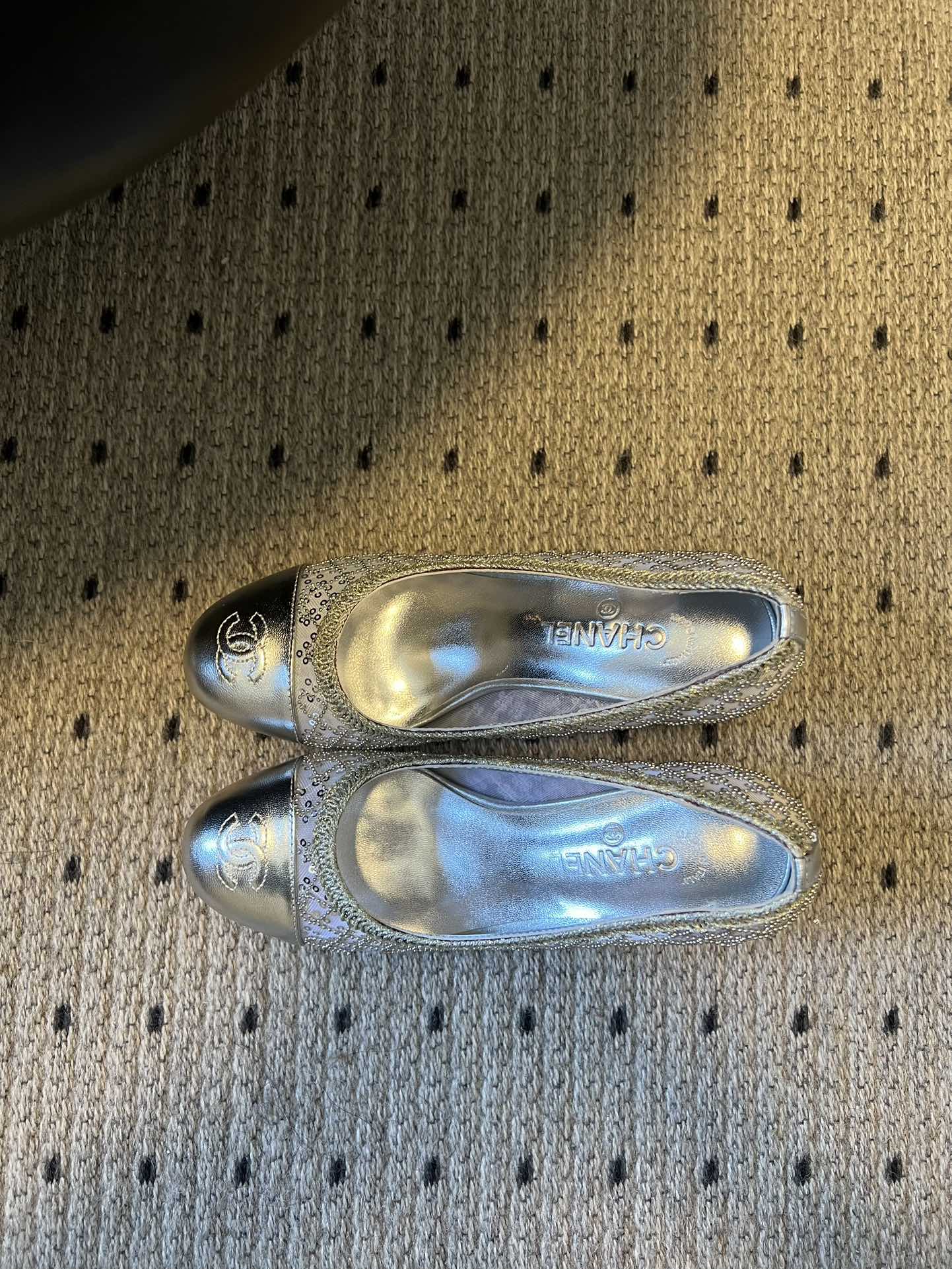 Chane*26ss新款网格编织闪片圆球跟高跟单鞋采用品牌标志性的圆头浅口高跟鞋版型，是香奈儿鞋履的经典