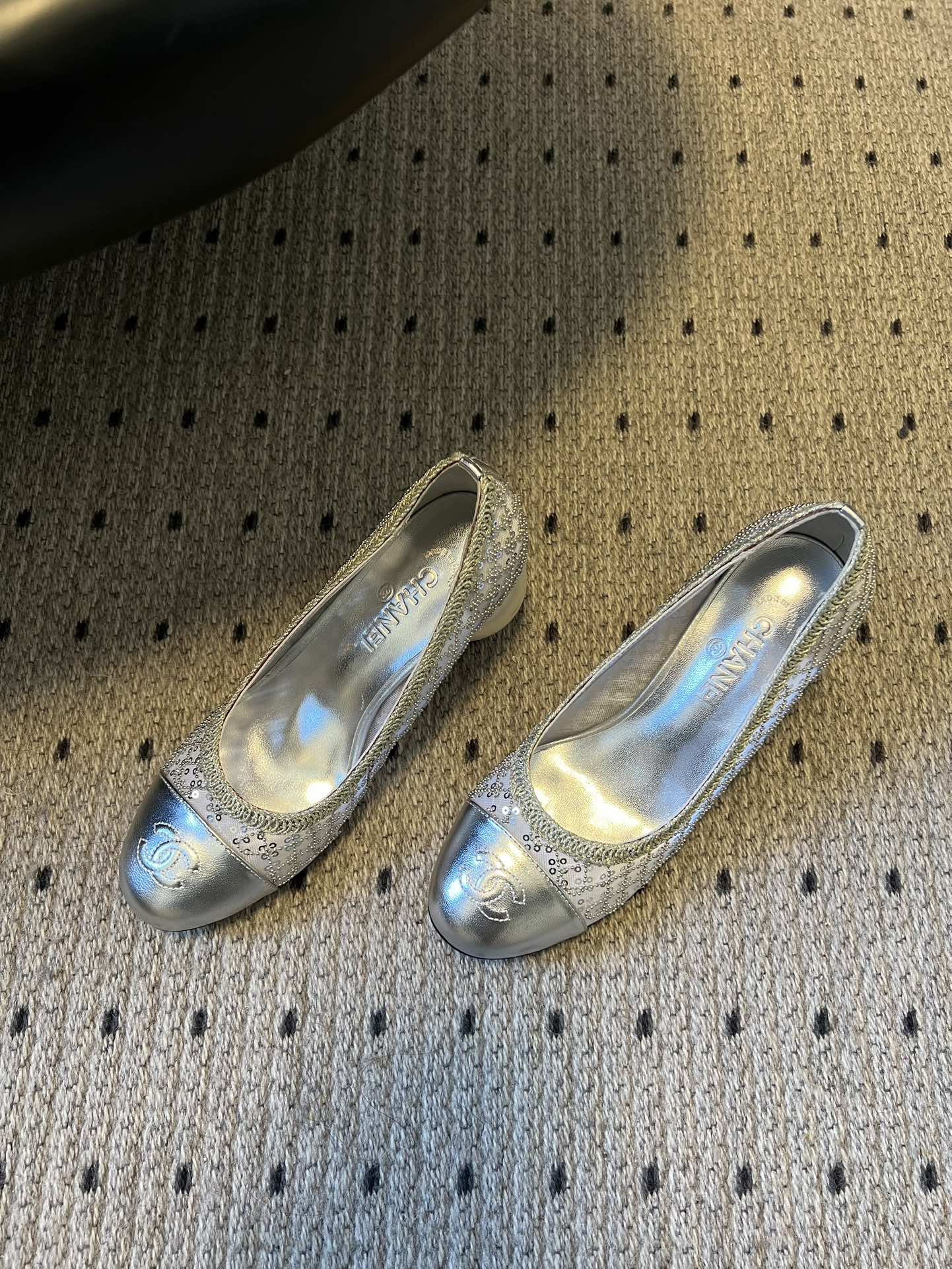 Chane*26ss新款网格编织闪片圆球跟高跟单鞋采用品牌标志性的圆头浅口高跟鞋版型，是香奈儿鞋履的经典