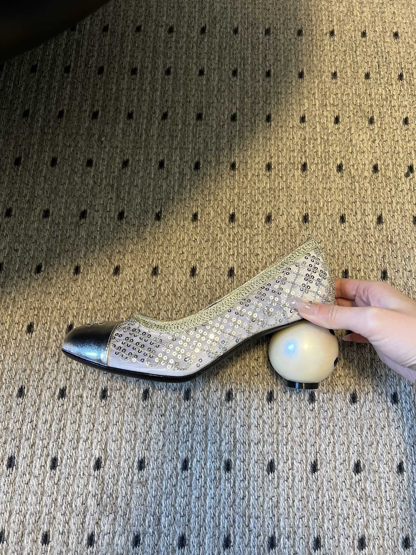 Chane*26ss新款网格编织闪片圆球跟高跟单鞋采用品牌标志性的圆头浅口高跟鞋版型，是香奈儿鞋履的经典