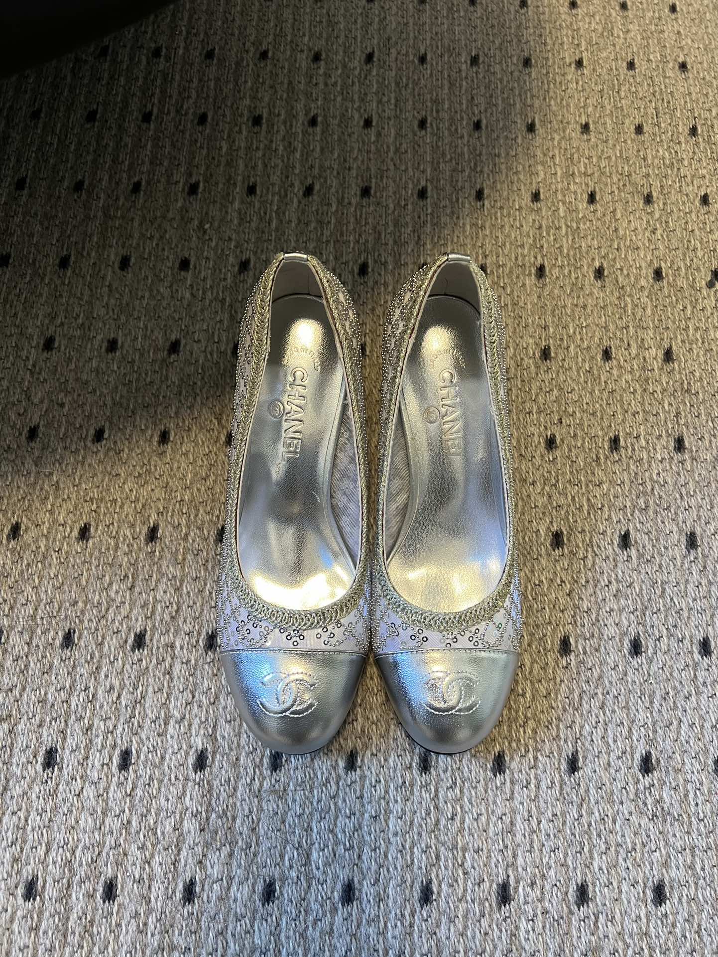 Chane*26ss新款网格编织闪片圆球跟高跟单鞋采用品牌标志性的圆头浅口高跟鞋版型，是香奈儿鞋履的经典