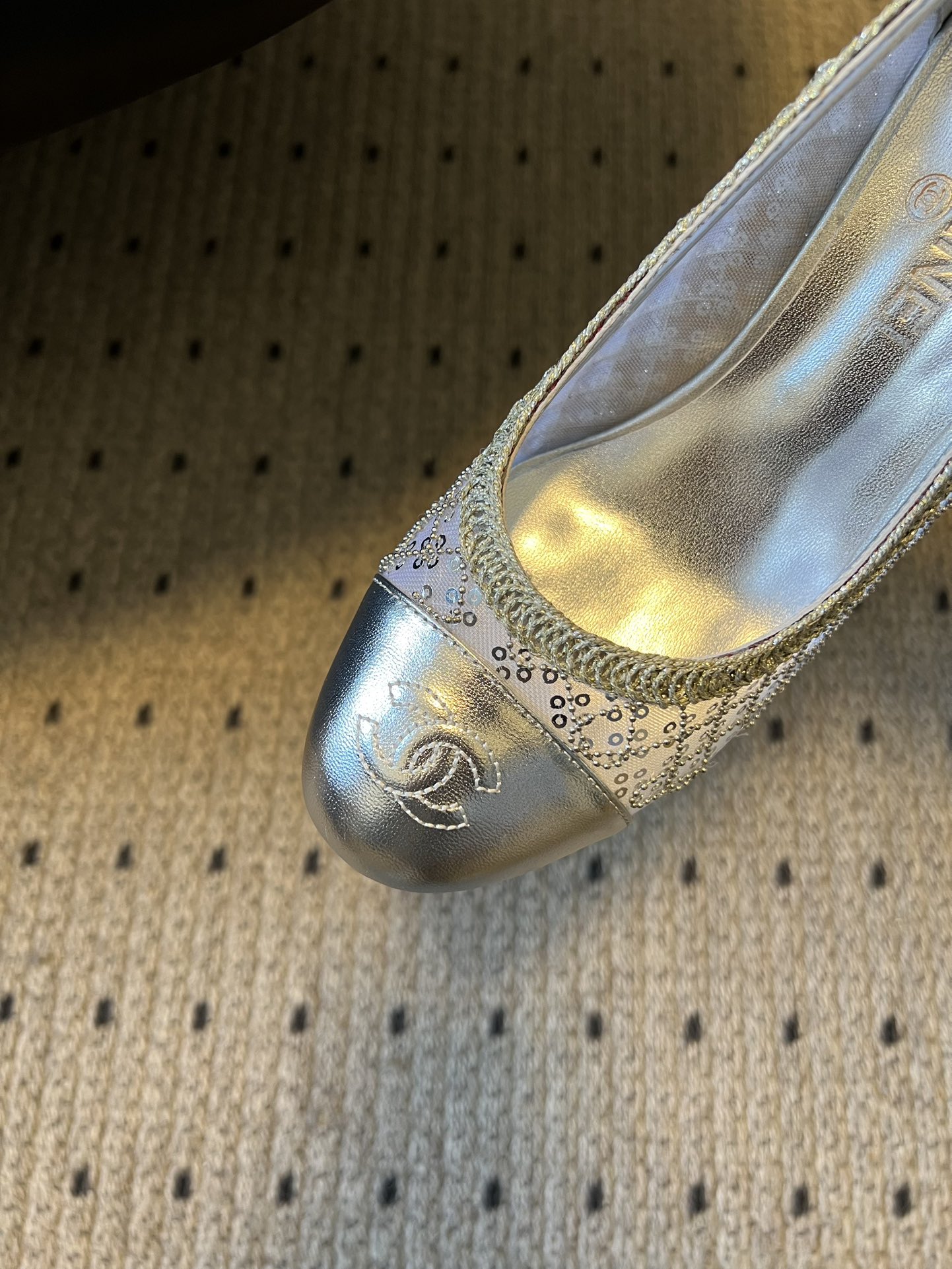 Chane*26ss新款网格编织闪片圆球跟高跟单鞋采用品牌标志性的圆头浅口高跟鞋版型，是香奈儿鞋履的经典