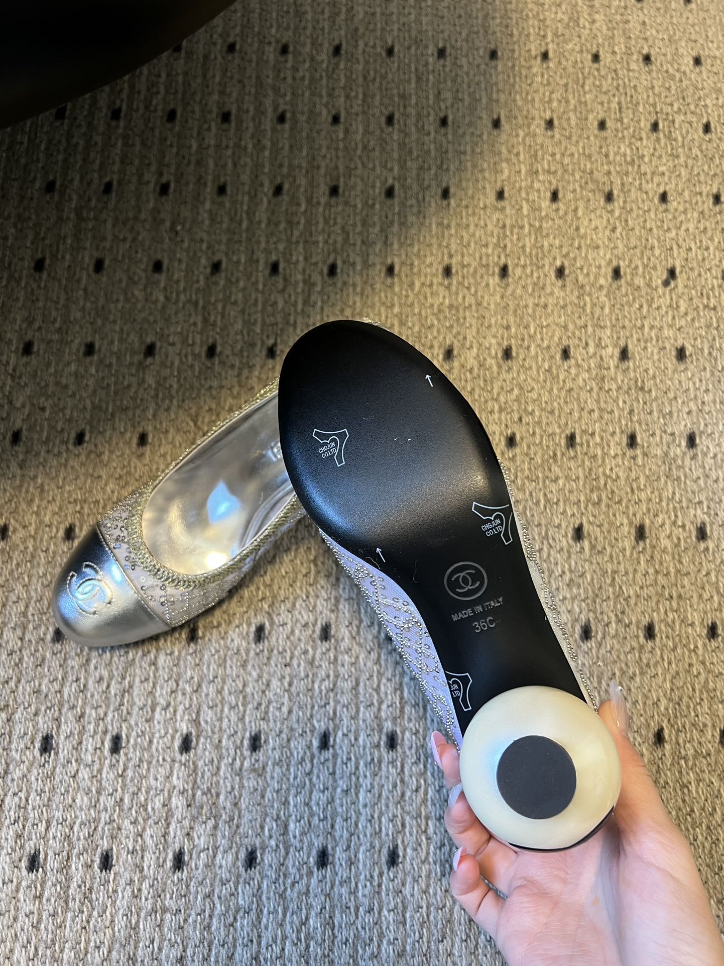 Chane*26ss新款网格编织闪片圆球跟高跟单鞋采用品牌标志性的圆头浅口高跟鞋版型，是香奈儿鞋履的经典