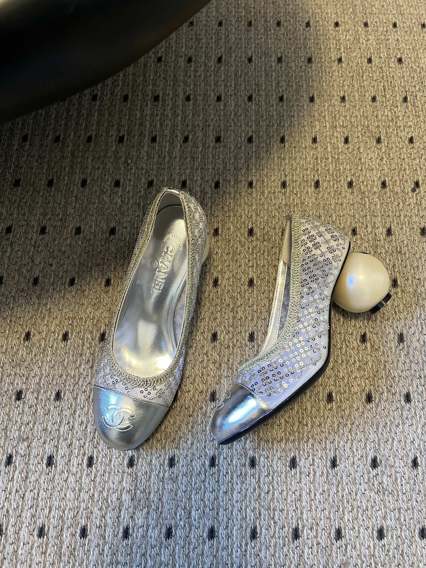 Chane*26ss新款网格编织闪片圆球跟高跟单鞋采用品牌标志性的圆头浅口高跟鞋版型，是香奈儿鞋履的经典