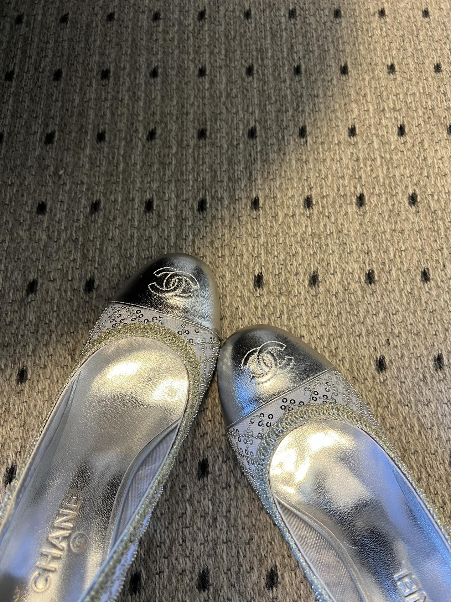 Chane*26ss新款网格编织闪片圆球跟高跟单鞋采用品牌标志性的圆头浅口高跟鞋版型，是香奈儿鞋履的经典