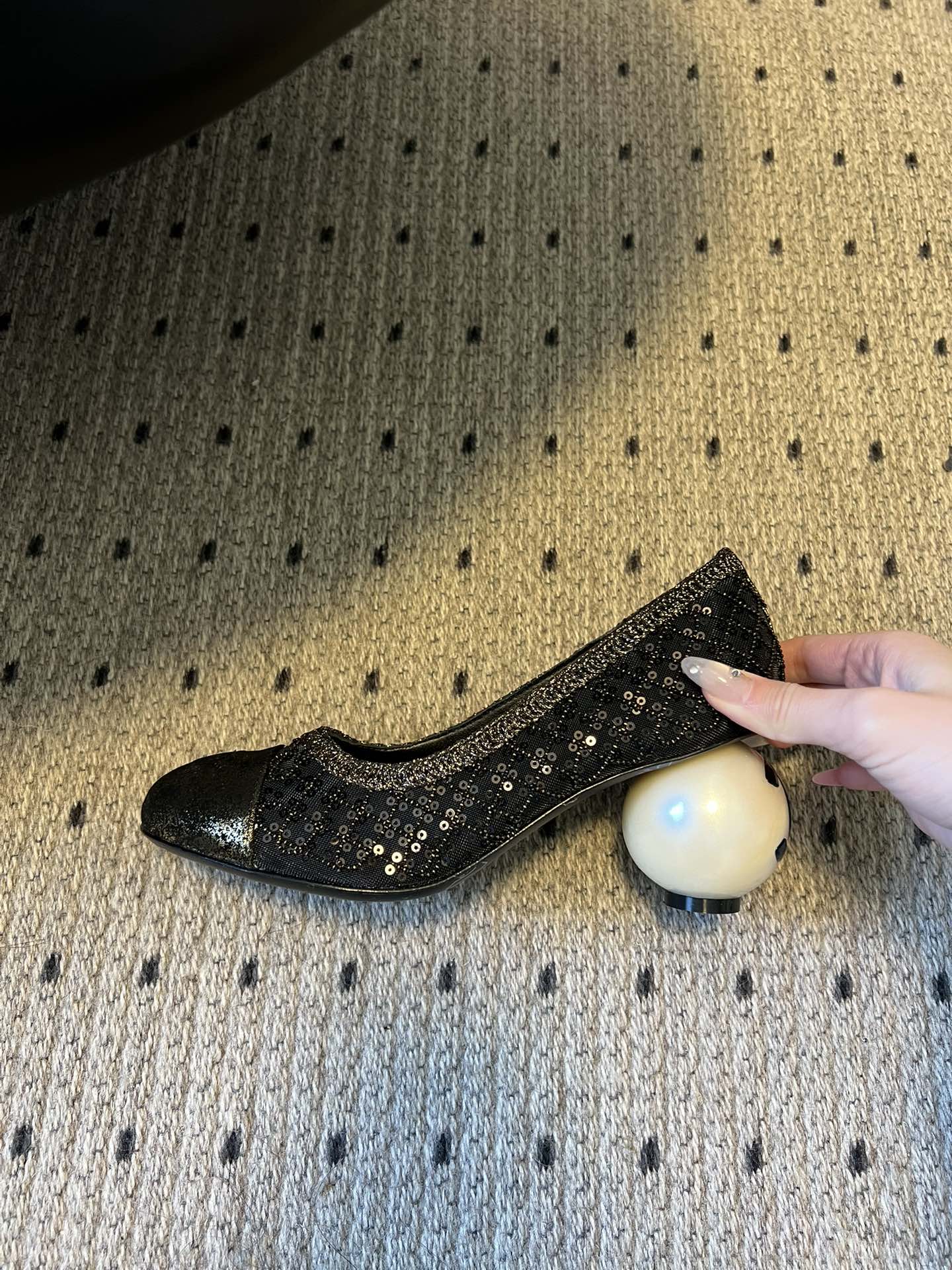 Chane*26ss新款网格编织闪片圆球跟高跟单鞋采用品牌标志性的圆头浅口高跟鞋版型，是香奈儿鞋履的经典