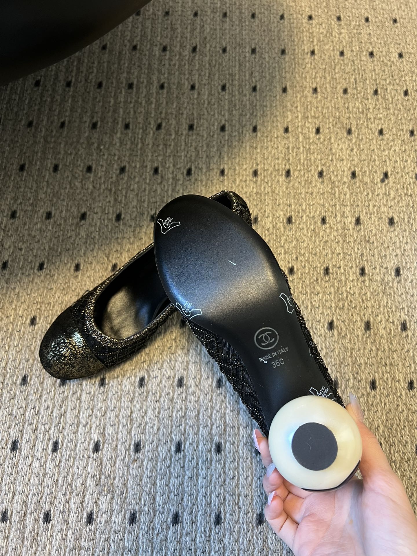 Chane*26ss新款网格编织闪片圆球跟高跟单鞋采用品牌标志性的圆头浅口高跟鞋版型，是香奈儿鞋履的经典