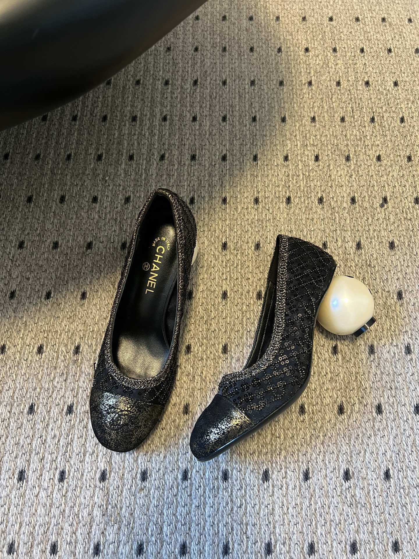 Chane*26ss新款网格编织闪片圆球跟高跟单鞋采用品牌标志性的圆头浅口高跟鞋版型，是香奈儿鞋履的经典