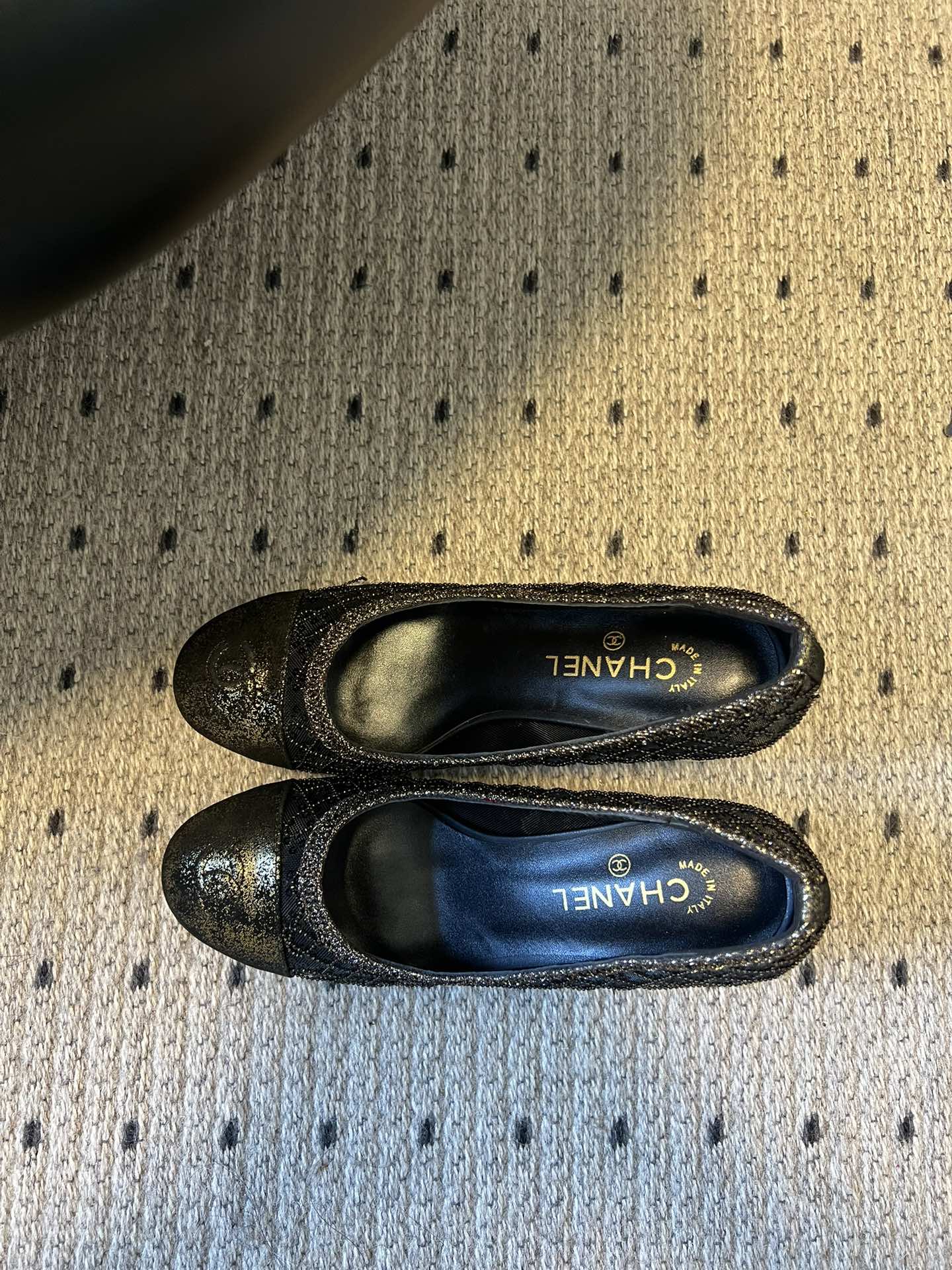 Chane*26ss新款网格编织闪片圆球跟高跟单鞋采用品牌标志性的圆头浅口高跟鞋版型，是香奈儿鞋履的经典