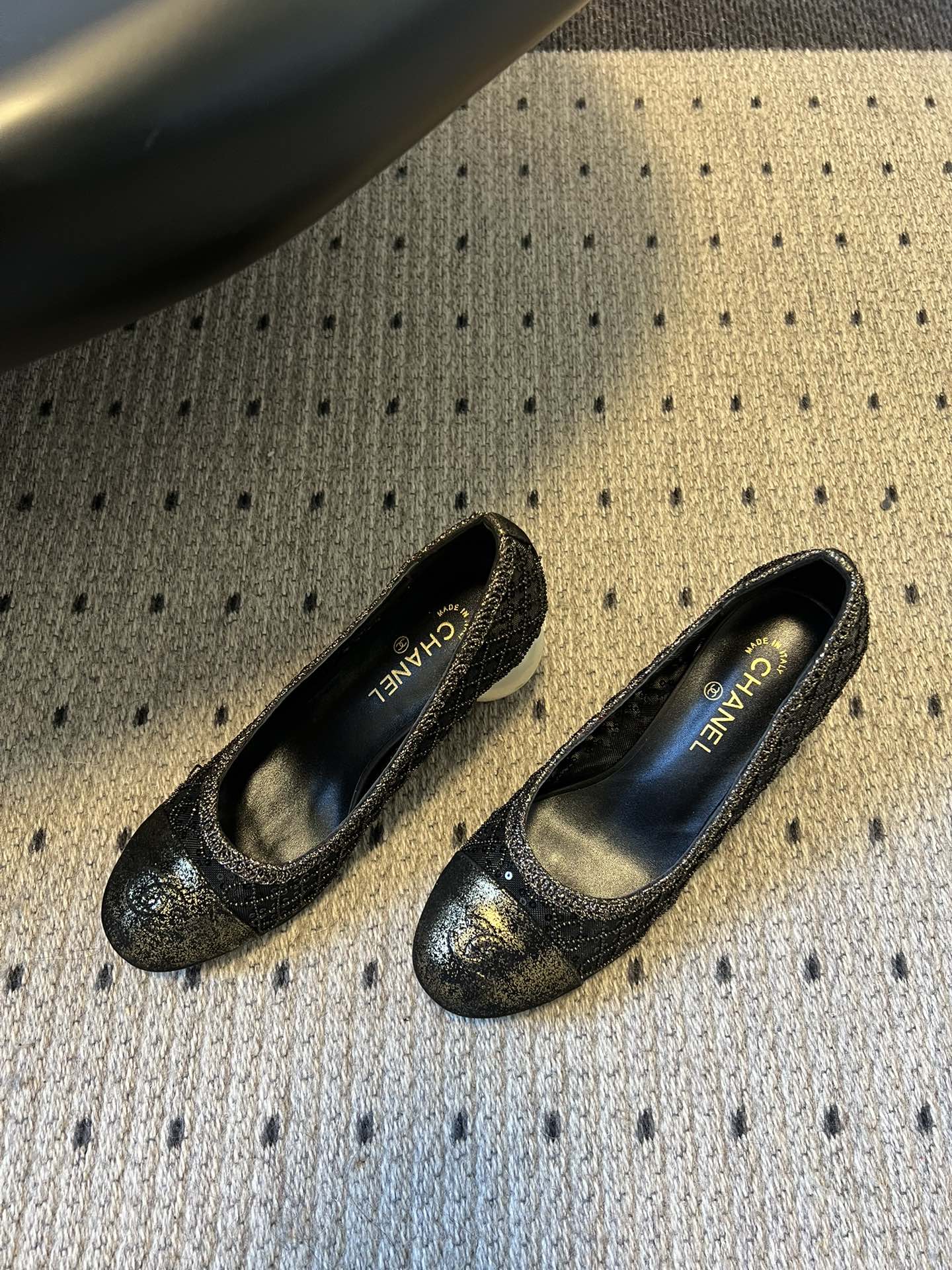 Chane*26ss新款网格编织闪片圆球跟高跟单鞋采用品牌标志性的圆头浅口高跟鞋版型，是香奈儿鞋履的经典