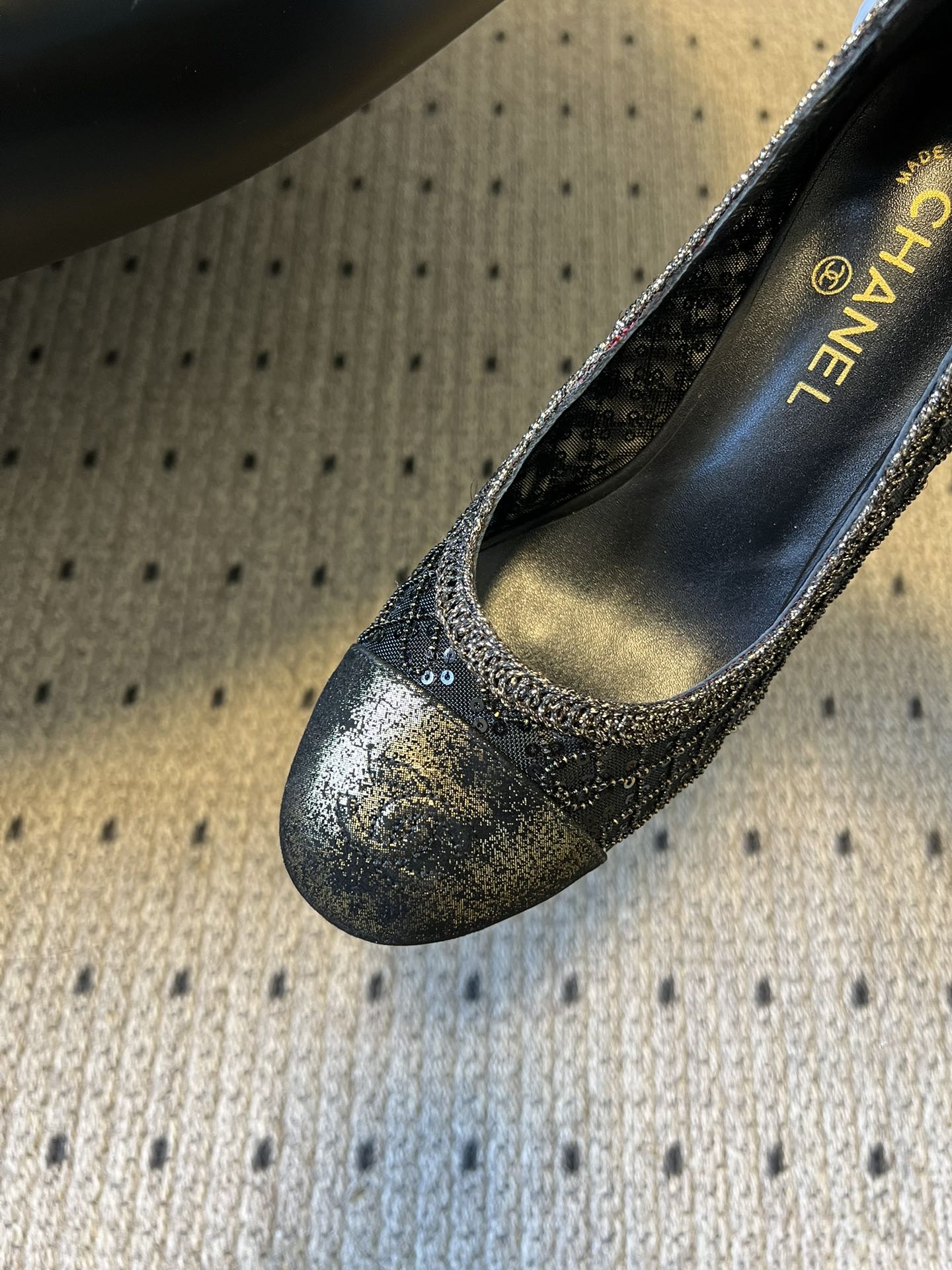 Chane*26ss新款网格编织闪片圆球跟高跟单鞋采用品牌标志性的圆头浅口高跟鞋版型，是香奈儿鞋履的经典