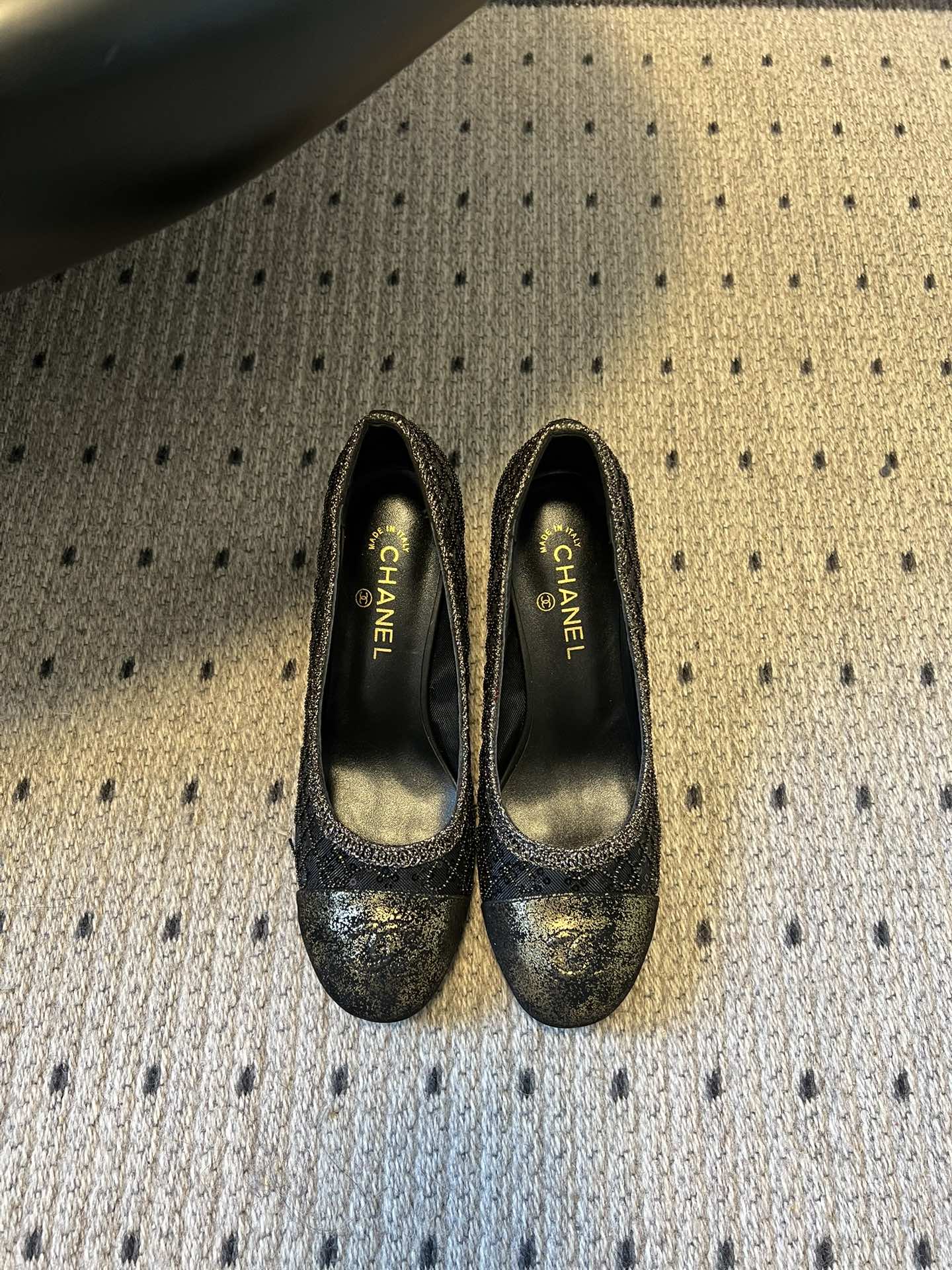 NO:711101,Chane*26ss new mesh woven glitter ball-heeled high-heeled shoes adopt the brand's iconic round-toe shallow-mouth high-heeled shoes, which are the classic silhouette of Chanel shoes, taking into account elegance and wearability. The upper is made of glitter material, superimposed with a metallic luster texture, and the toe is made of polished metal material, and the craftsmanship details highlight the sense of luxury.  Chanel's classic double C logo is engraved on the metal toe, integrating brand elements with the shoe body design to enhance recognition. Three colors are available: black gold, champagne gold, and silver white, all of which are high-end colors commonly used in Chanel's haute couture series, suitable for different formal scenes such as dinner parties and formal wear. Mesh upper, mesh lining, leather outsole, size 35-41 (customized sizes 40 and 41 are non-refundable), heel height 5cm, high-heeled shoes, chanel, chanel, high  heels,leather soles19860909Chane*26ss新款网格编织闪片圆球跟高跟单鞋 采用品牌标志性的圆头浅口高跟鞋版型,是香奈儿鞋履的经典轮廓,兼顾优雅感与穿着适配性.鞋面运用闪片材质,叠加金属光泽质感,鞋头为抛光金属材质,工艺细节凸显奢华感. 金属鞋头处雕刻香奈儿经典双C标识,将品牌元素与鞋身设计融合,强化辨识度.推出黑金、香槟金、银白三款配色,均为香奈儿高定系列常用的高级色系,适配晚宴、正装等不同正式场景. 鞋面网布 内里网布 大底真皮大底 size35-41码（40、41码定制不退换） 跟高5cm,高跟鞋单鞋,chanel,chanel,high heels,Leather soles,Women's Shoes