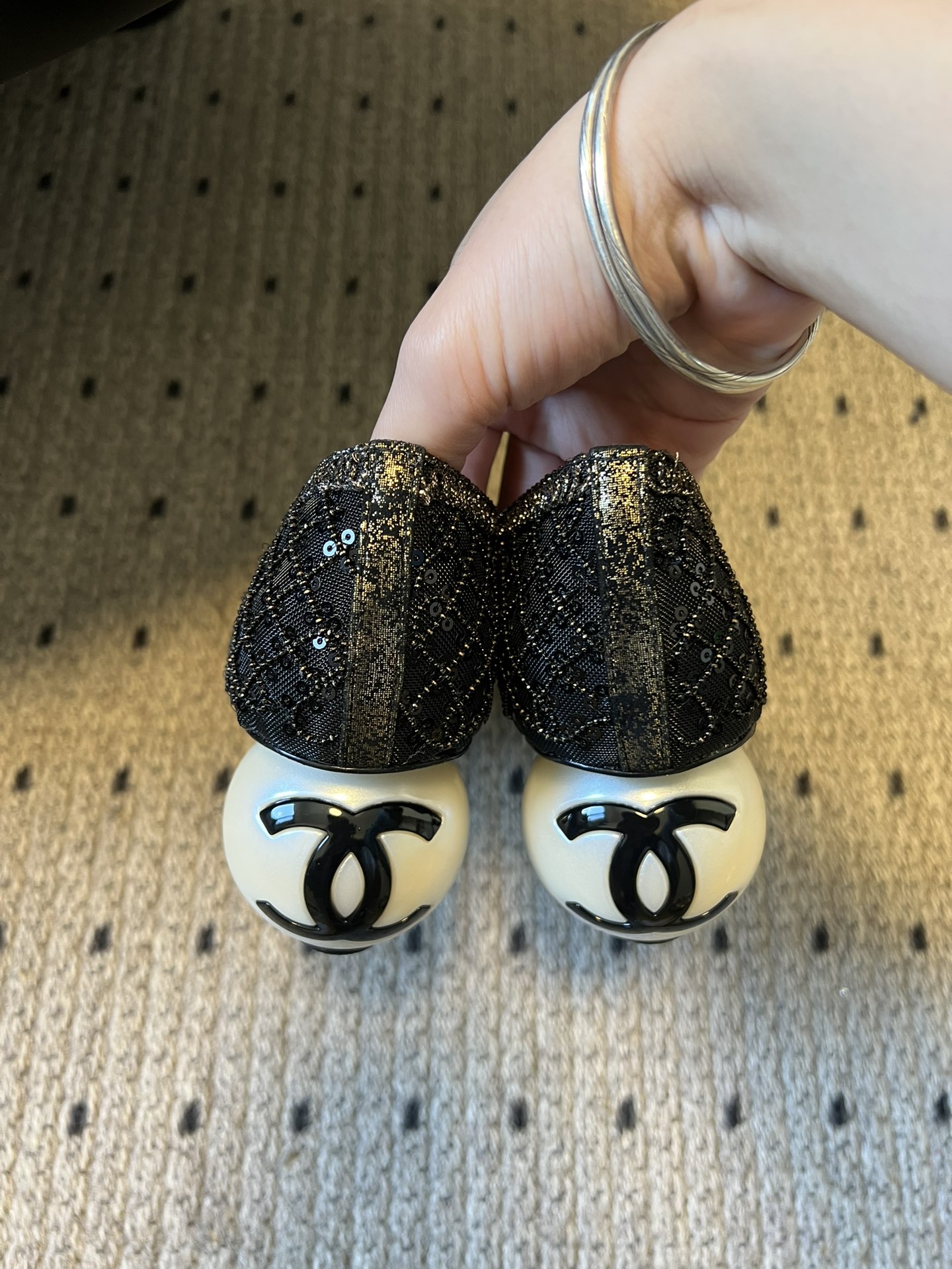 Chane*26ss新款网格编织闪片圆球跟高跟单鞋采用品牌标志性的圆头浅口高跟鞋版型，是香奈儿鞋履的经典