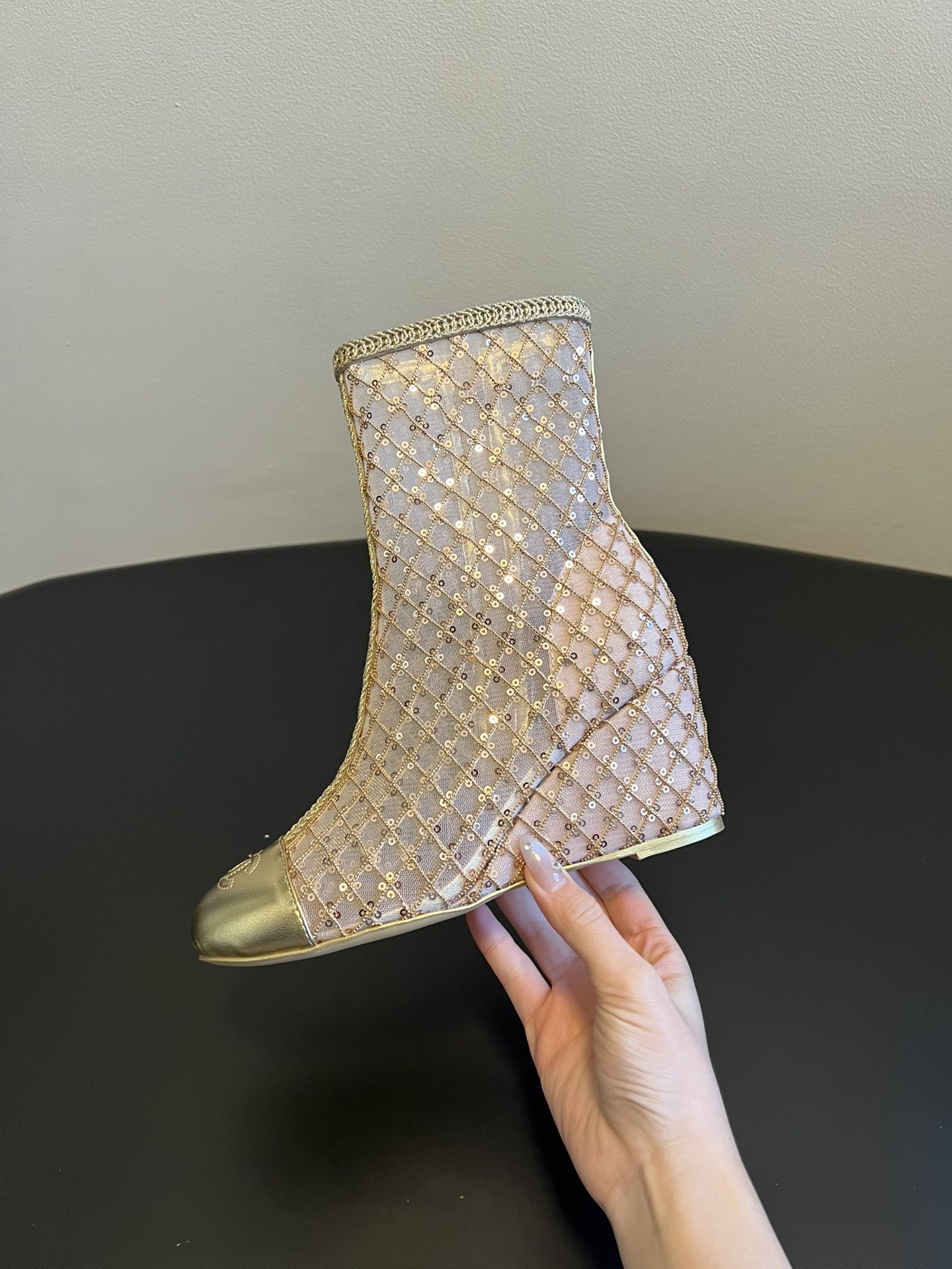 Chane*26ss新款网格编织闪片坡跟短靴延续香奈儿标志性的菱格纹，以编织网格形式呈现，搭配金属质感鞋