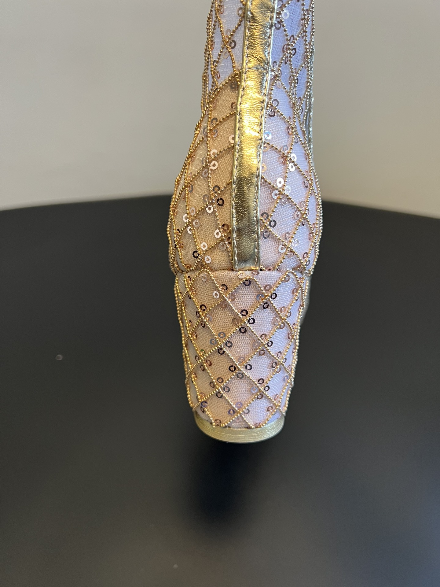 Chane*26ss新款网格编织闪片坡跟短靴延续香奈儿标志性的菱格纹，以编织网格形式呈现，搭配金属质感鞋