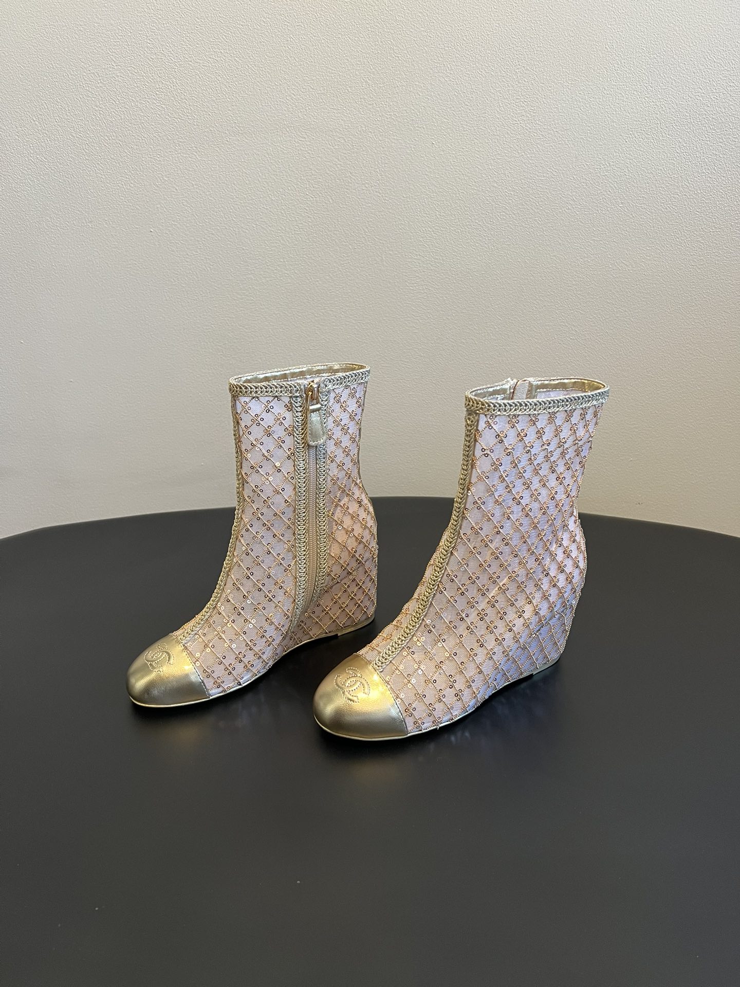 Chane*26ss新款网格编织闪片坡跟短靴延续香奈儿标志性的菱格纹，以编织网格形式呈现，搭配金属质感鞋