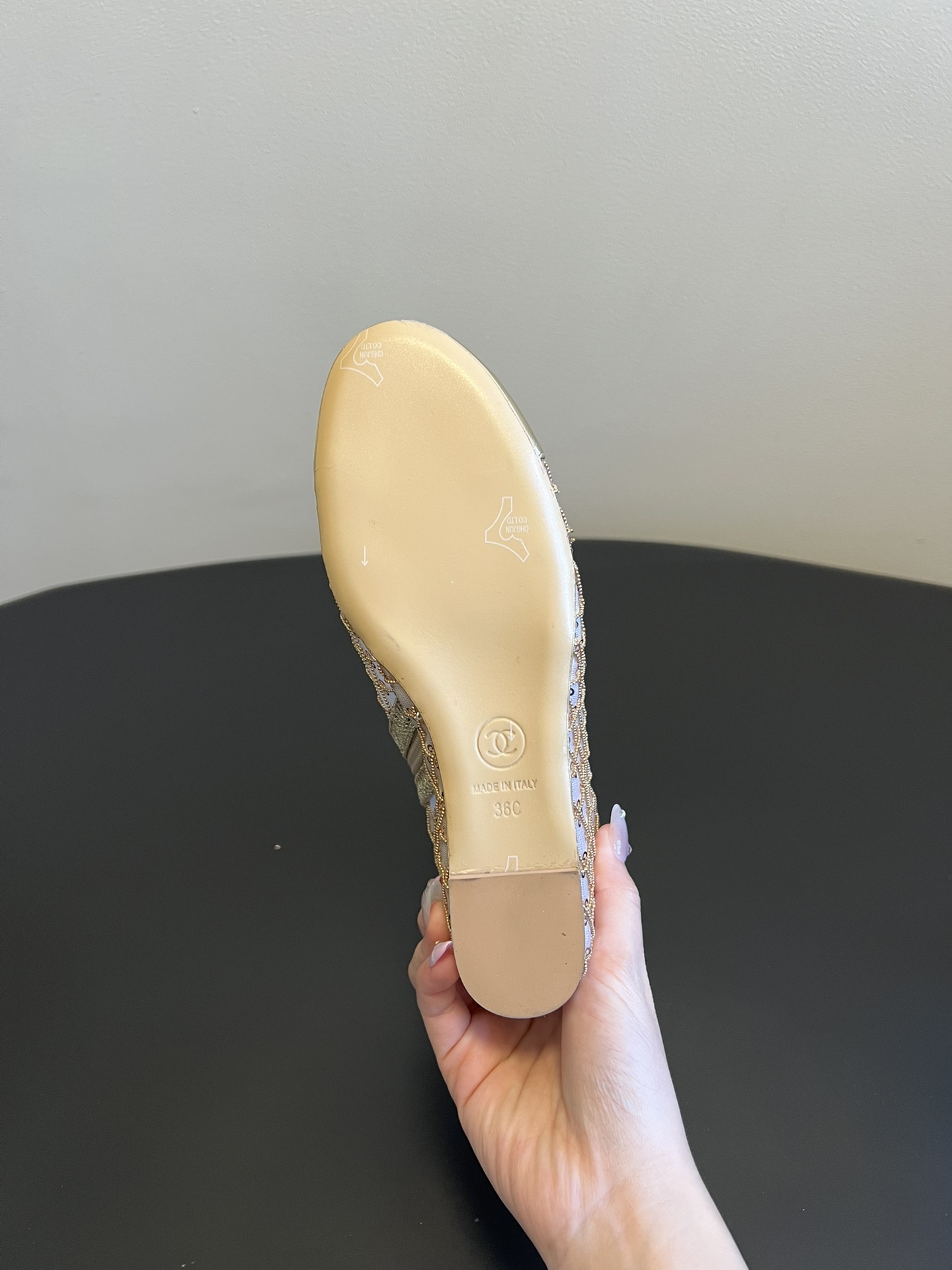 Chane*26ss新款网格编织闪片坡跟短靴延续香奈儿标志性的菱格纹，以编织网格形式呈现，搭配金属质感鞋