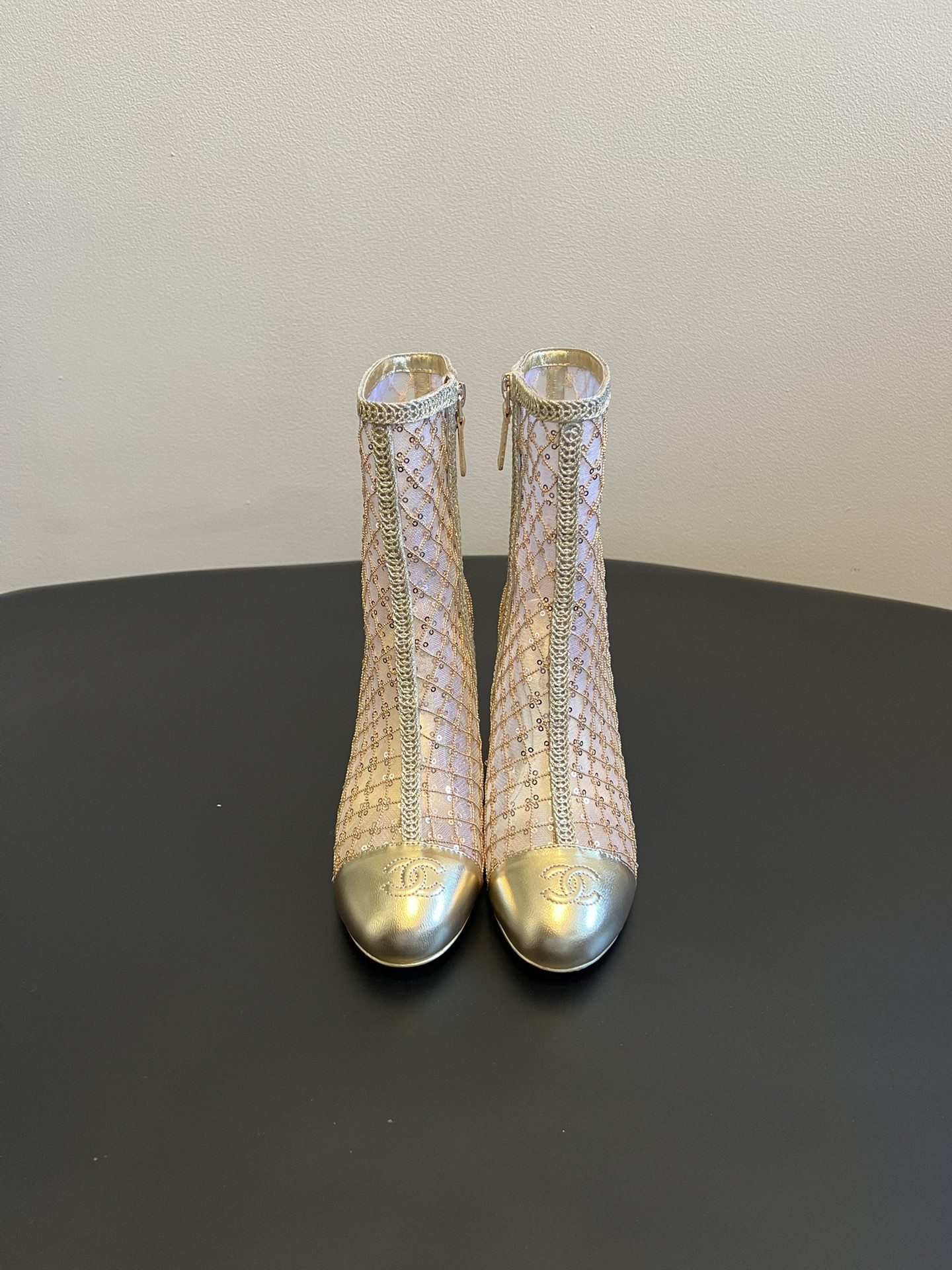 NO:711104,Chane*26ss new mesh woven sequin wedge short boots continue Chanel's iconic diamond pattern, presented in the form of a woven mesh, with a metallic toe, combining the brand's classic symbols with modern craftsmanship. The upper is made of mesh with sequins, which has both a sense of transparency and gloss; the toe is made of metallic patent leather, forming a material contrast and enhancing sophistication.  It adopts the version of short boot + wedge heel, and the wedge heel is hidden in the shoe body, which not only ensures wearing comfort, but also highlights the material details through the simple shoe shape. It is launched in three colors: silver, black gold, and nude gold, all of which are Chanel's classic high-end colors, suitable for different wearing scenes, with both elegance and luxury. Mesh upper, mesh lining, leather outsole, size 35-41 (customized sizes 40 and 41 are not returnable)  Heel height 7cm, boots, chanel, chanel, boots, Leather soles19860909Chane*26ss新款网格编织闪片坡跟短靴 延续香奈儿标志性的菱格纹,以编织网格形式呈现,搭配金属质感鞋头,将品牌经典符号与现代工艺结合.鞋面采用带闪片的网布材质,兼具通透感与光泽感；鞋头为金属漆皮材质,形成材质对比,提升精致度. 采用短靴筒+坡跟的版型,坡跟隐藏在鞋身内,既保证穿着舒适度,又通过简约鞋型凸显材质细节.推出银白、黑金、裸金三款配色,均为香奈儿经典的高级色系,适配不同穿搭场景,兼具优雅与奢华感. 鞋面网布 内里网布 大底真皮大底 size35-41码（40、41码定制不退换） 跟高7cm,靴子,chanel,chanel,boots,Leather soles,Women's Shoes
