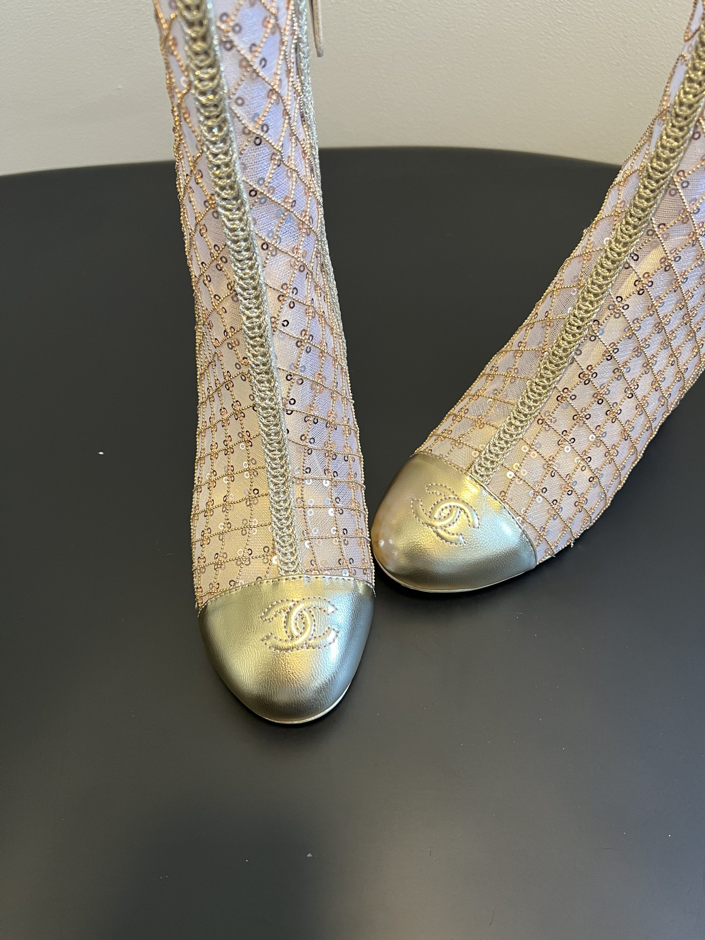 Chane*26ss新款网格编织闪片坡跟短靴延续香奈儿标志性的菱格纹，以编织网格形式呈现，搭配金属质感鞋