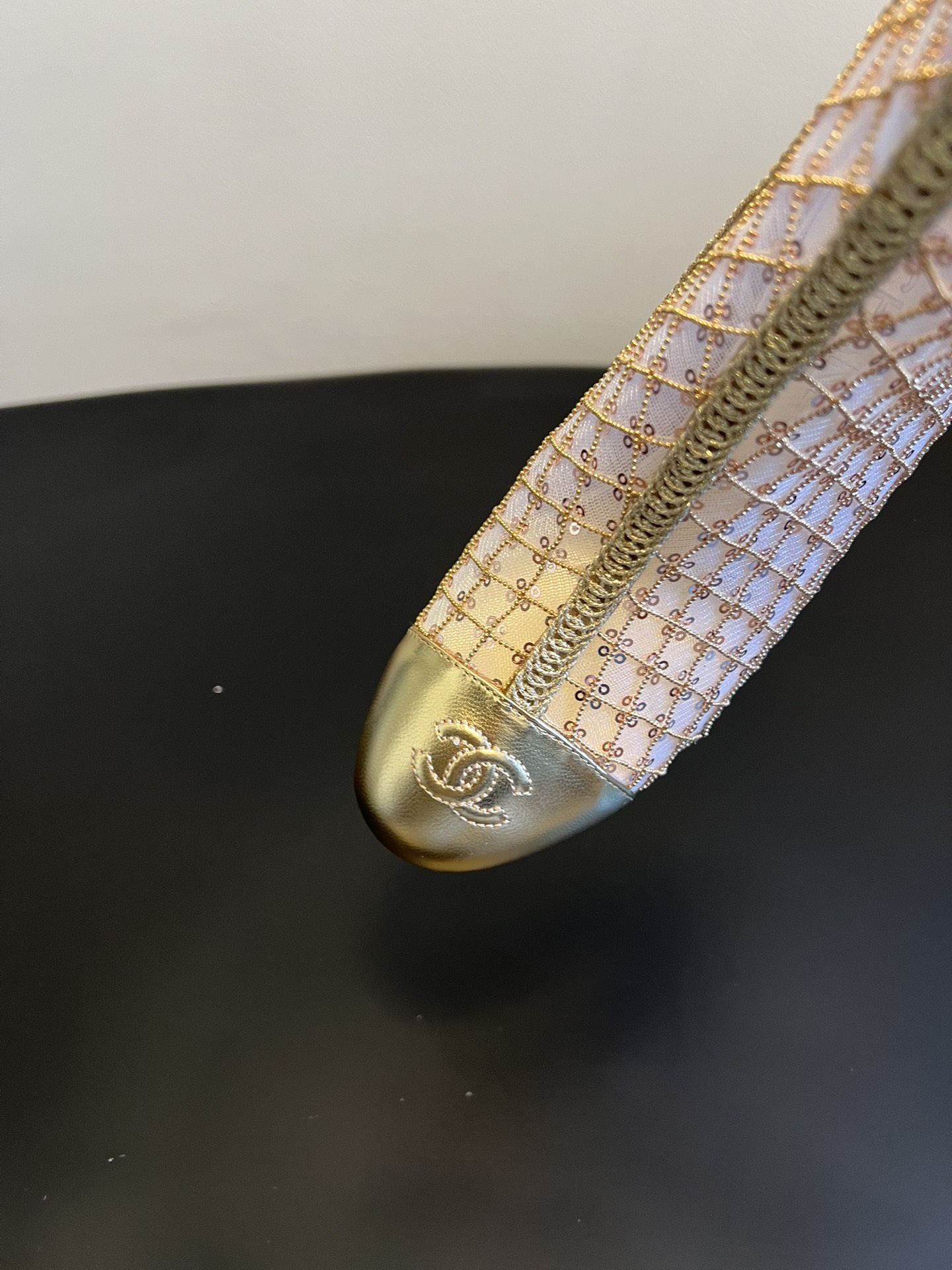 Chane*26ss新款网格编织闪片坡跟短靴延续香奈儿标志性的菱格纹，以编织网格形式呈现，搭配金属质感鞋