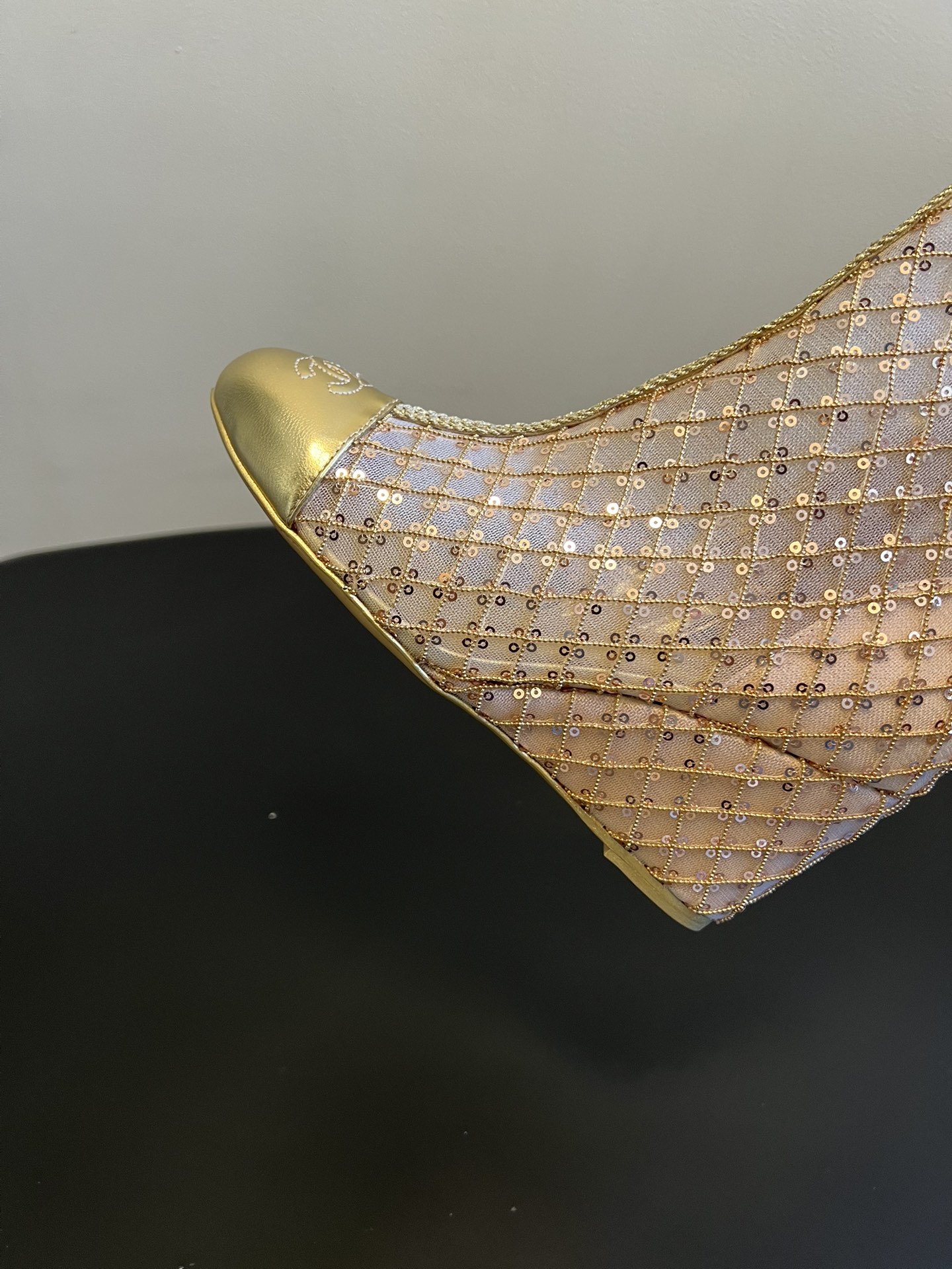 Chane*26ss新款网格编织闪片坡跟短靴延续香奈儿标志性的菱格纹，以编织网格形式呈现，搭配金属质感鞋