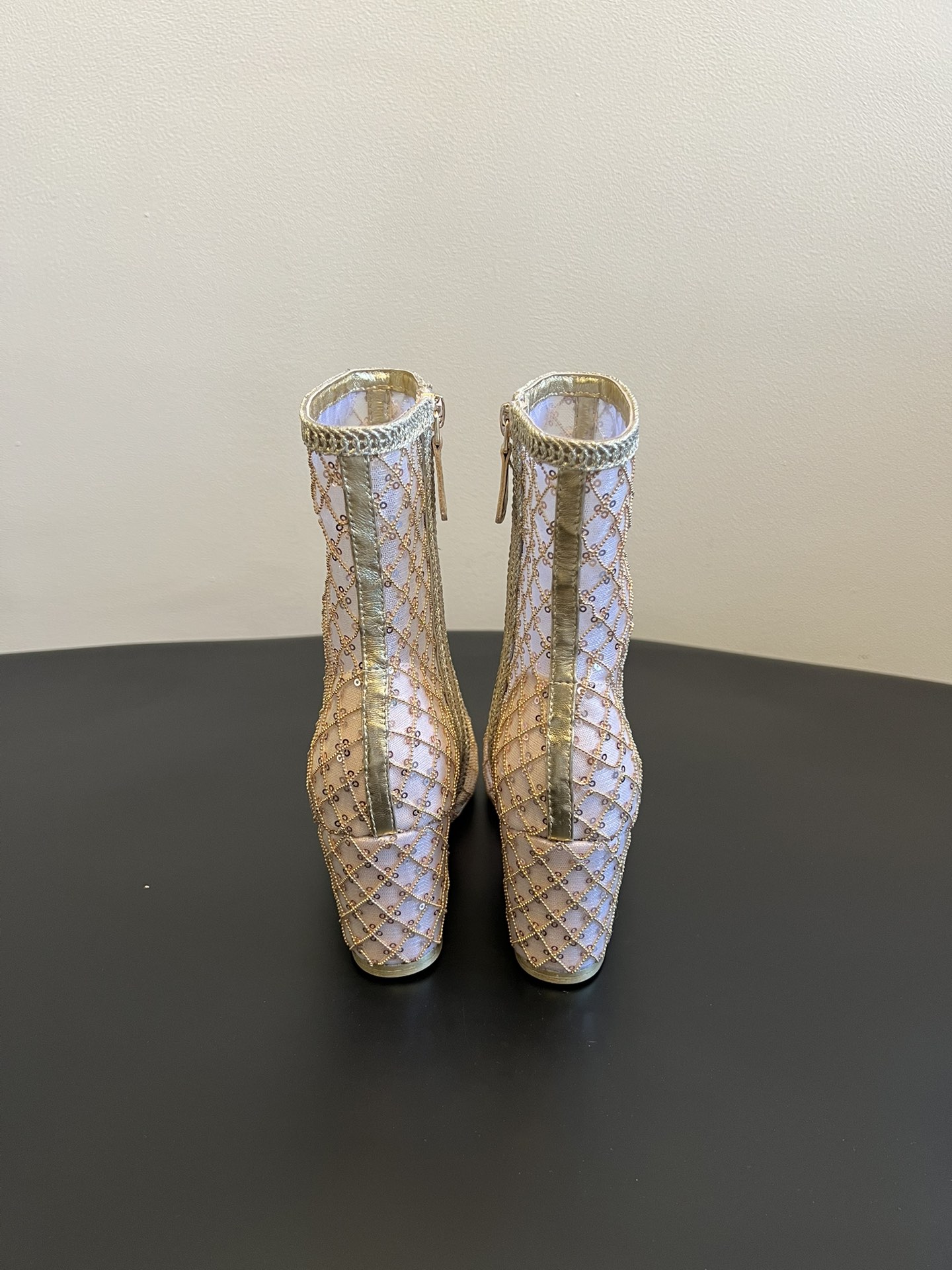 Chane*26ss新款网格编织闪片坡跟短靴延续香奈儿标志性的菱格纹，以编织网格形式呈现，搭配金属质感鞋