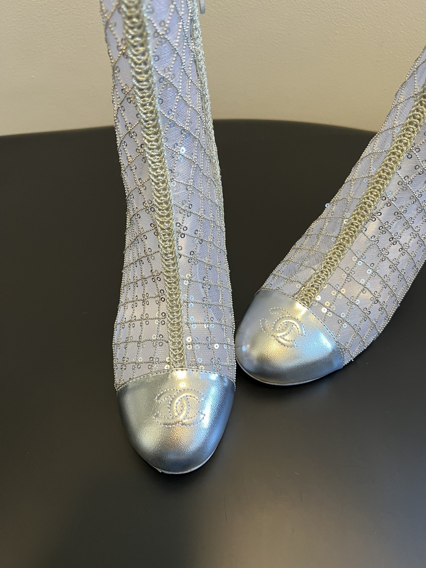 Chane*26ss新款网格编织闪片坡跟短靴延续香奈儿标志性的菱格纹，以编织网格形式呈现，搭配金属质感鞋