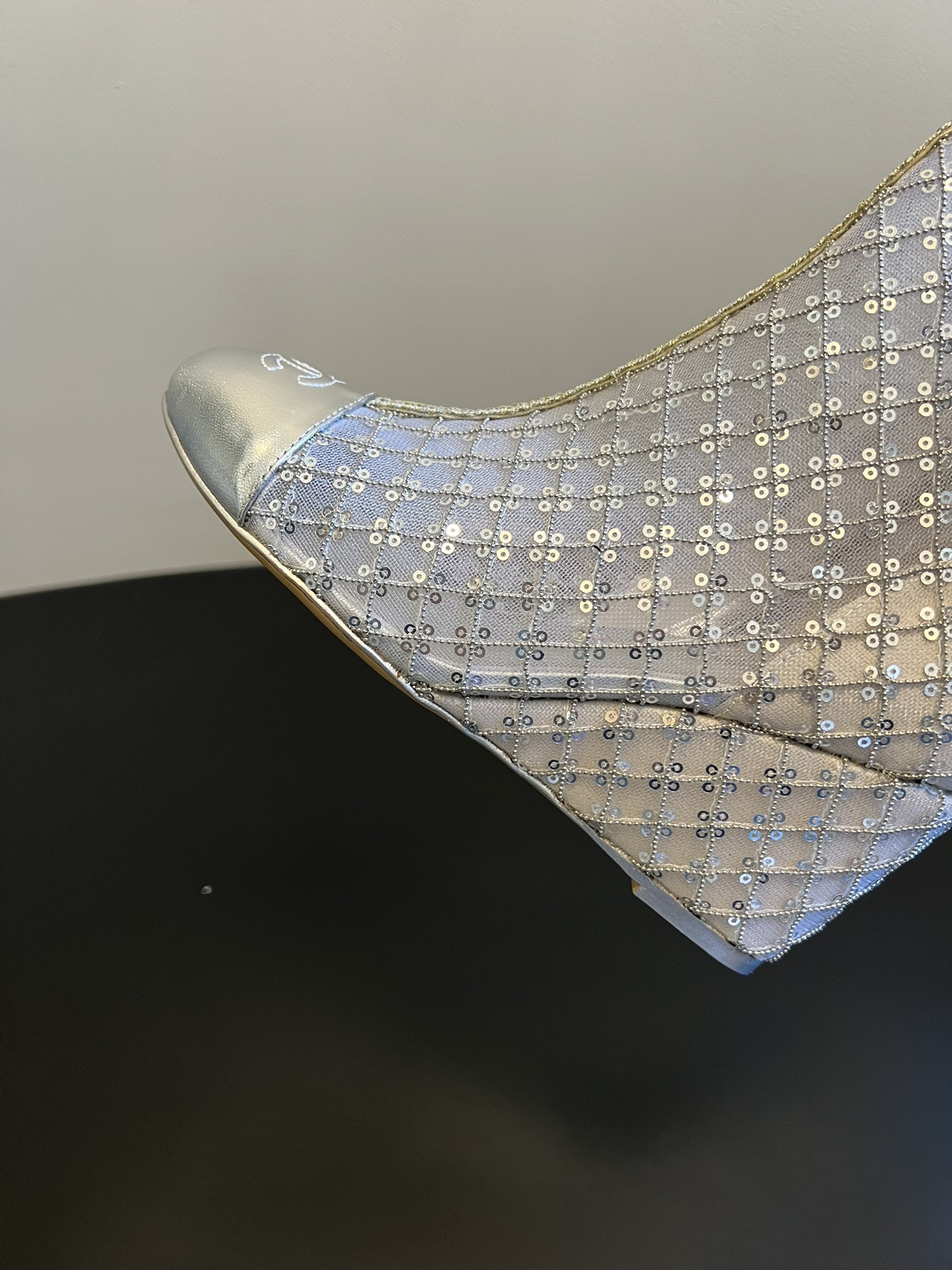 Chane*26ss新款网格编织闪片坡跟短靴延续香奈儿标志性的菱格纹，以编织网格形式呈现，搭配金属质感鞋