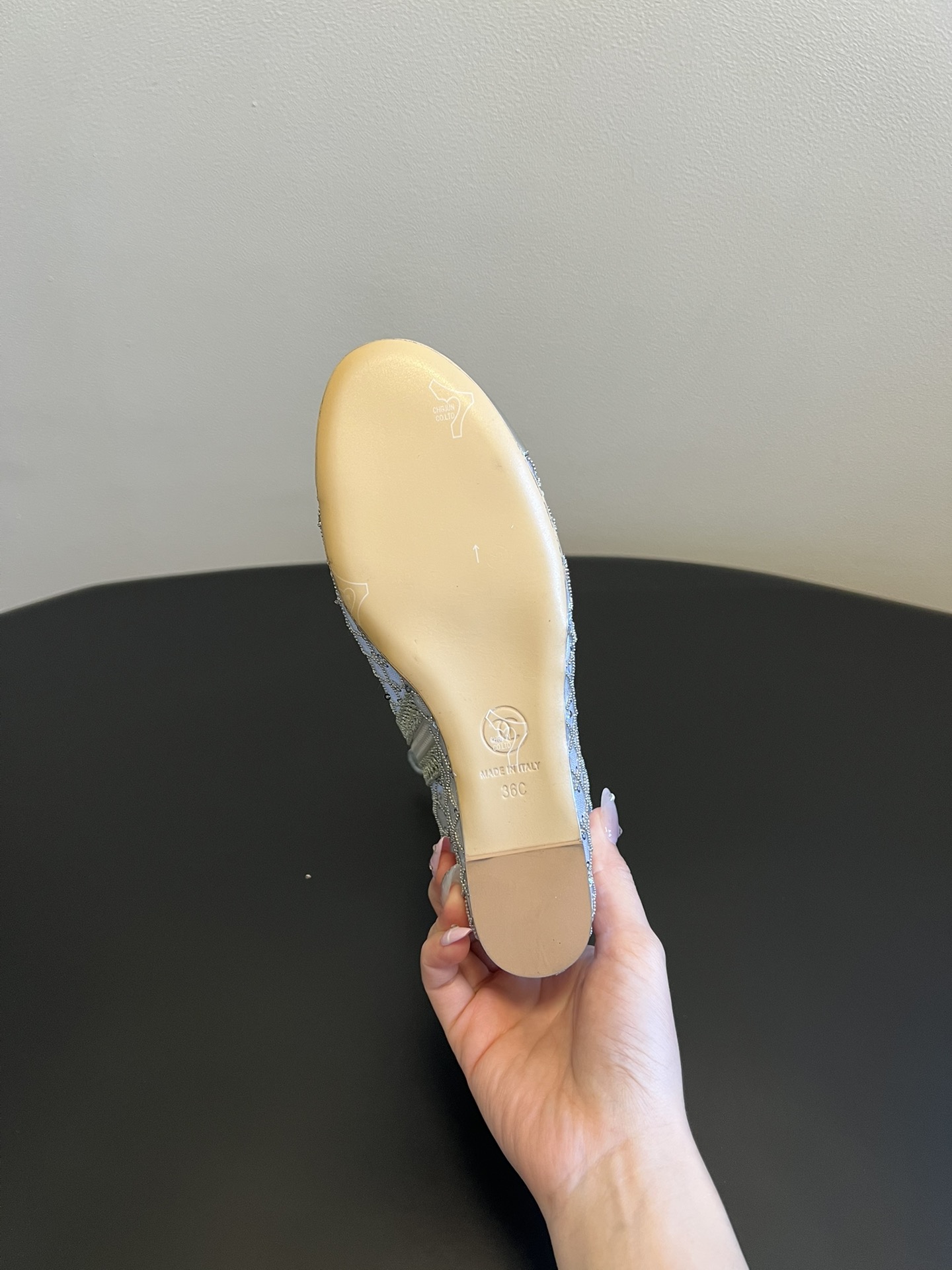 Chane*26ss新款网格编织闪片坡跟短靴延续香奈儿标志性的菱格纹，以编织网格形式呈现，搭配金属质感鞋