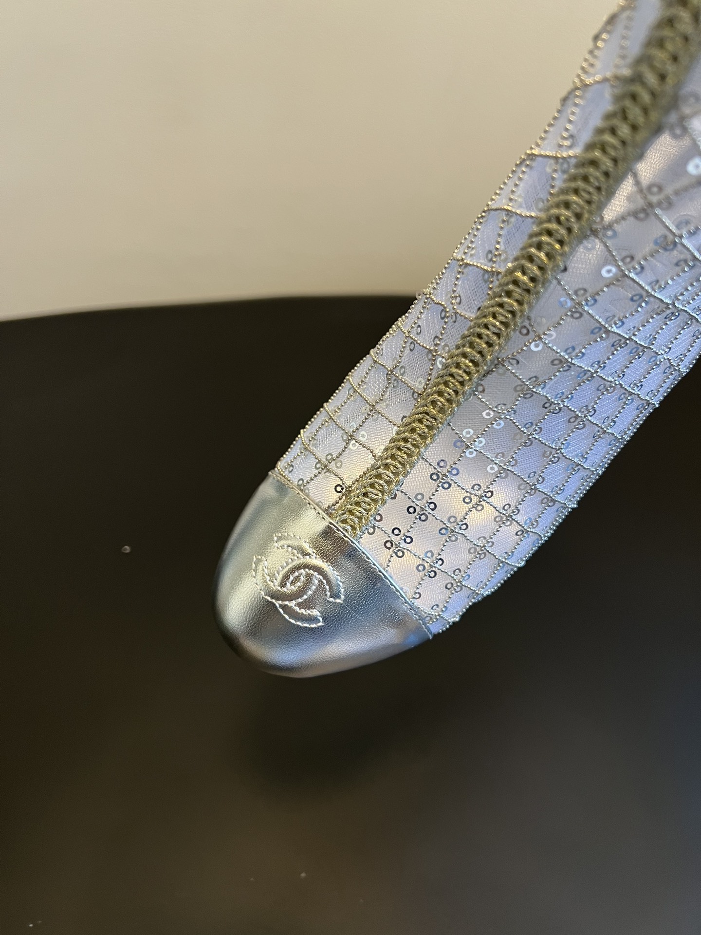 Chane*26ss新款网格编织闪片坡跟短靴延续香奈儿标志性的菱格纹，以编织网格形式呈现，搭配金属质感鞋