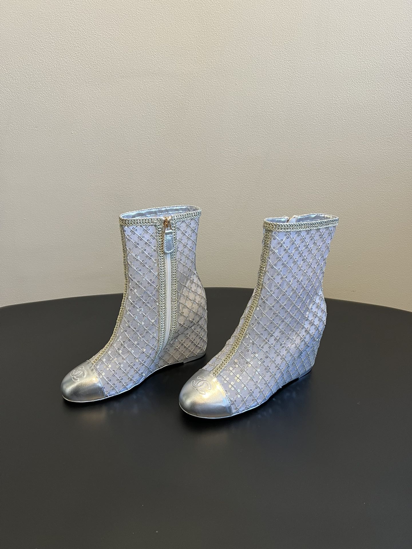 Chane*26ss新款网格编织闪片坡跟短靴延续香奈儿标志性的菱格纹，以编织网格形式呈现，搭配金属质感鞋