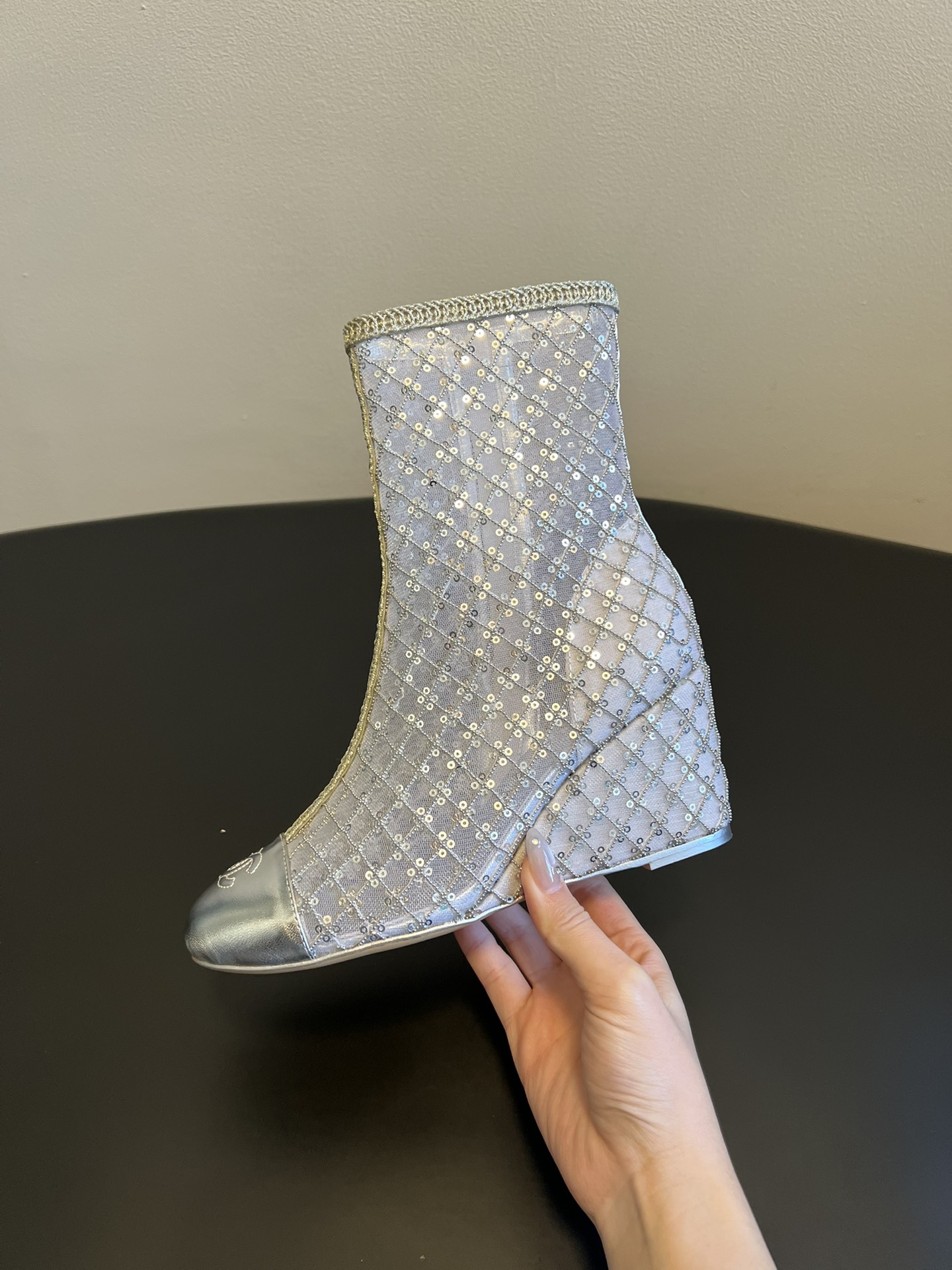 Chane*26ss新款网格编织闪片坡跟短靴延续香奈儿标志性的菱格纹，以编织网格形式呈现，搭配金属质感鞋