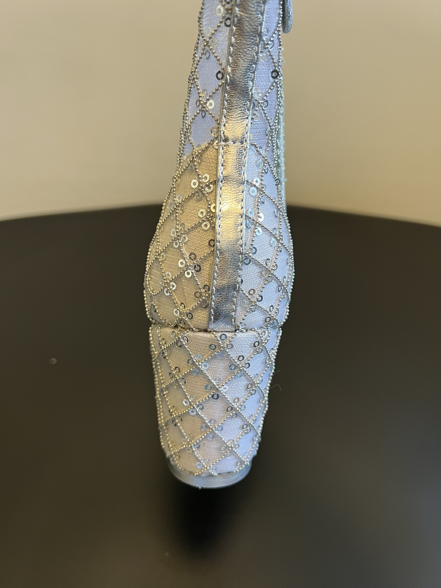 Chane*26ss新款网格编织闪片坡跟短靴延续香奈儿标志性的菱格纹，以编织网格形式呈现，搭配金属质感鞋