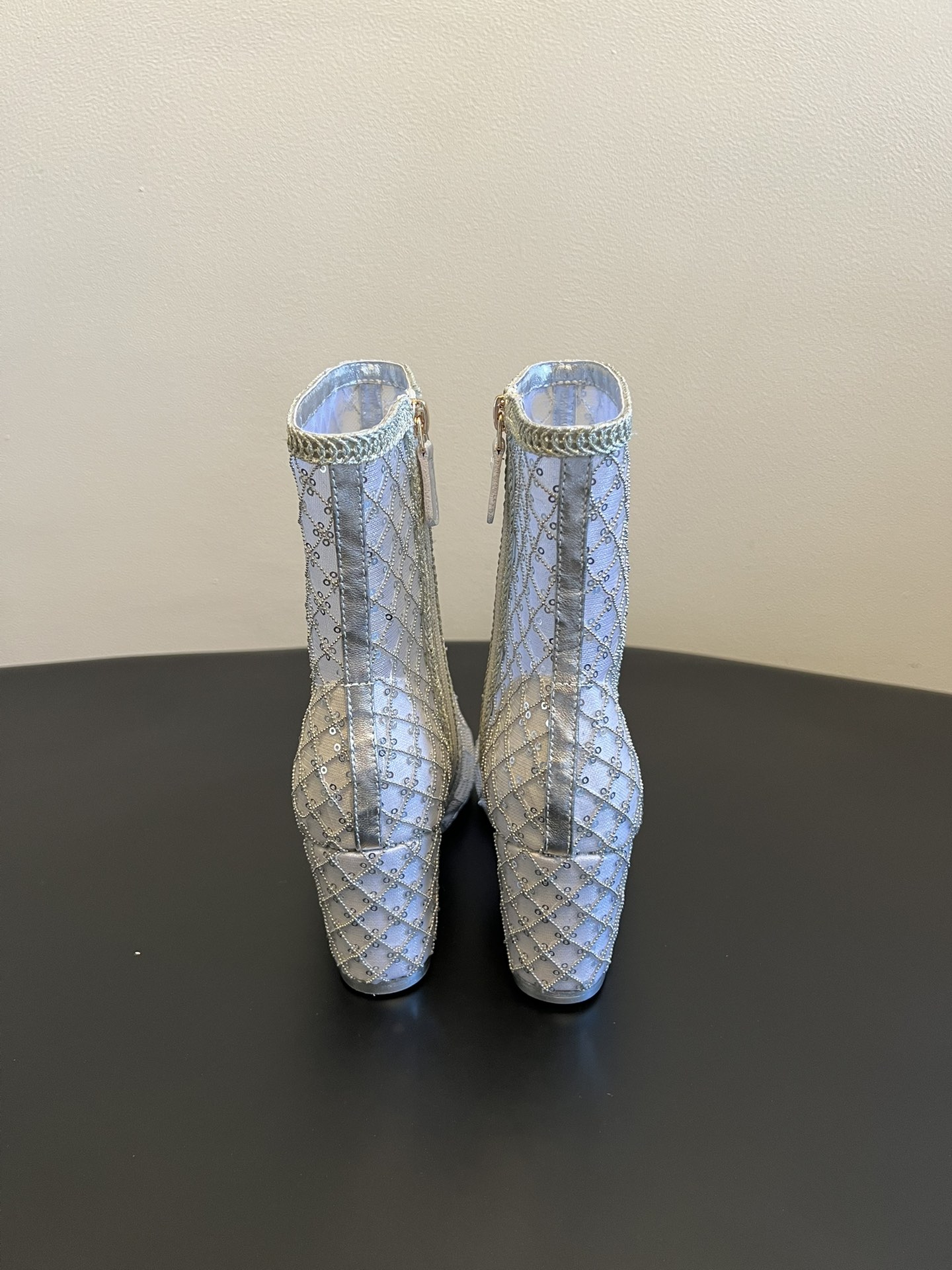 Chane*26ss新款网格编织闪片坡跟短靴延续香奈儿标志性的菱格纹，以编织网格形式呈现，搭配金属质感鞋