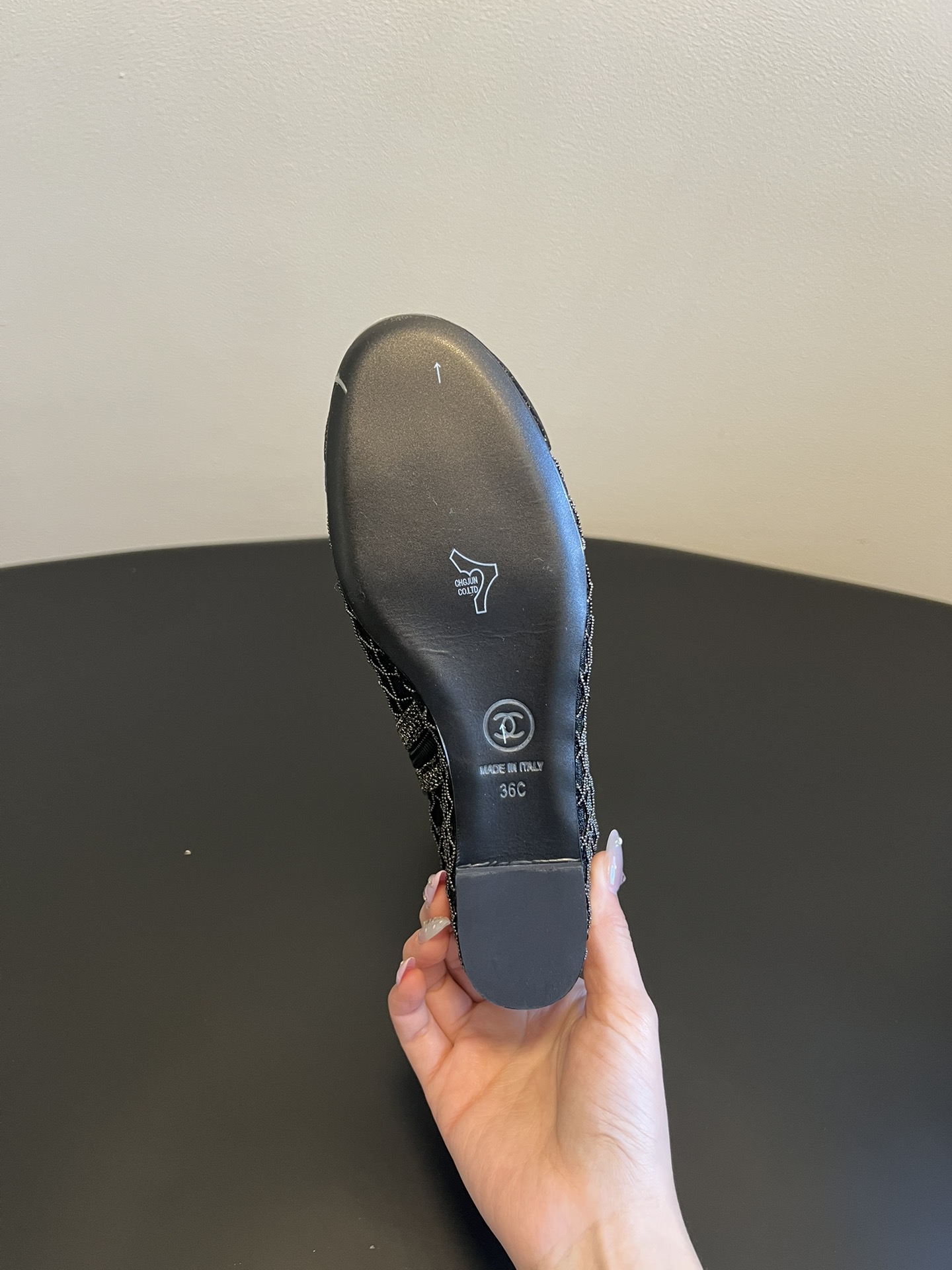 Chane*26ss新款网格编织闪片坡跟短靴延续香奈儿标志性的菱格纹，以编织网格形式呈现，搭配金属质感鞋