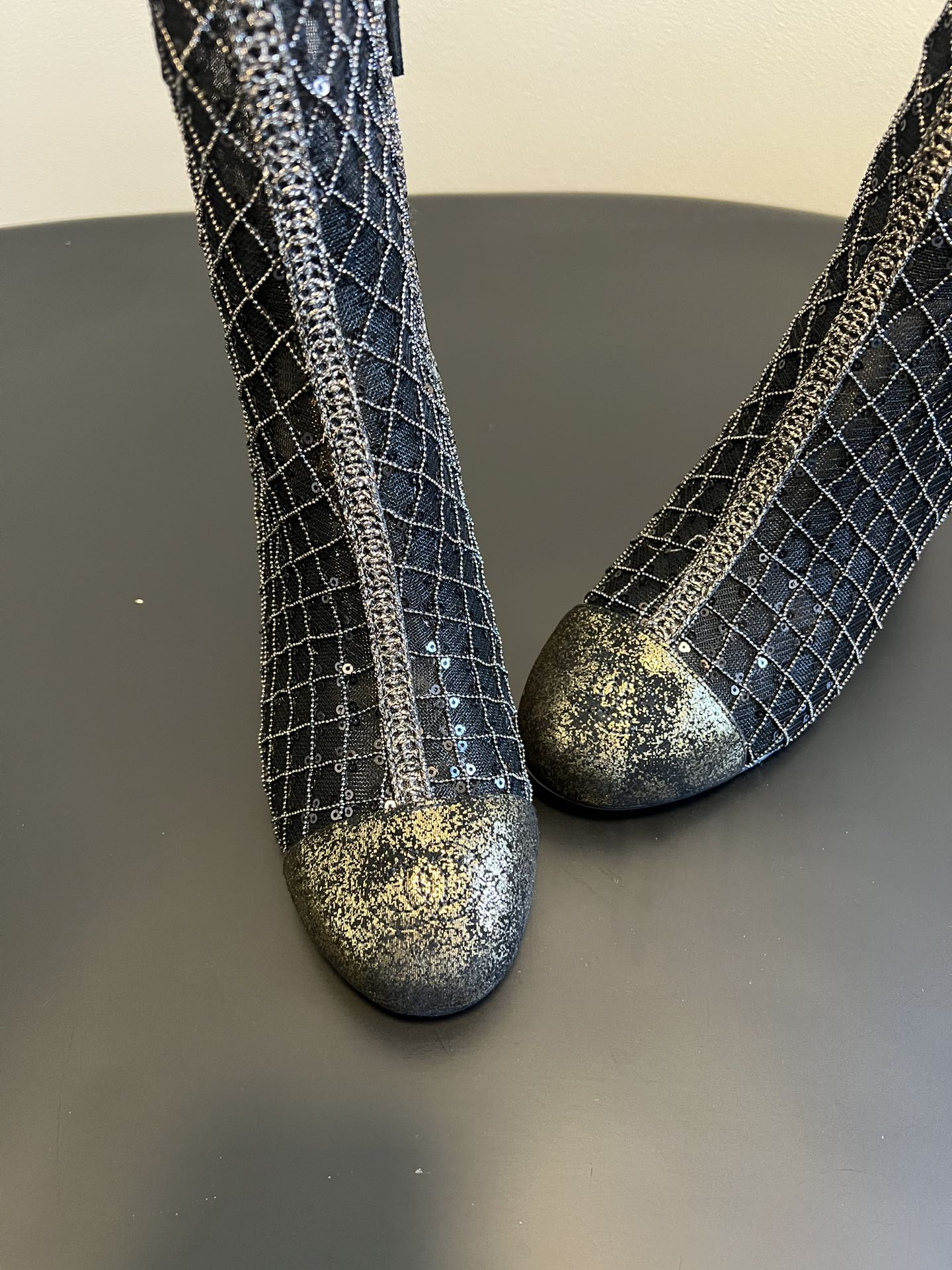 Chane*26ss新款网格编织闪片坡跟短靴延续香奈儿标志性的菱格纹，以编织网格形式呈现，搭配金属质感鞋