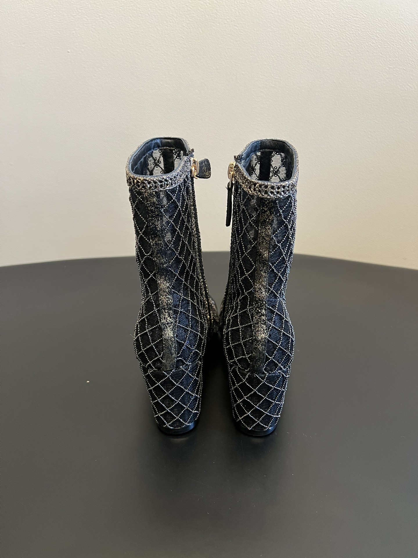 Chane*26ss新款网格编织闪片坡跟短靴延续香奈儿标志性的菱格纹，以编织网格形式呈现，搭配金属质感鞋