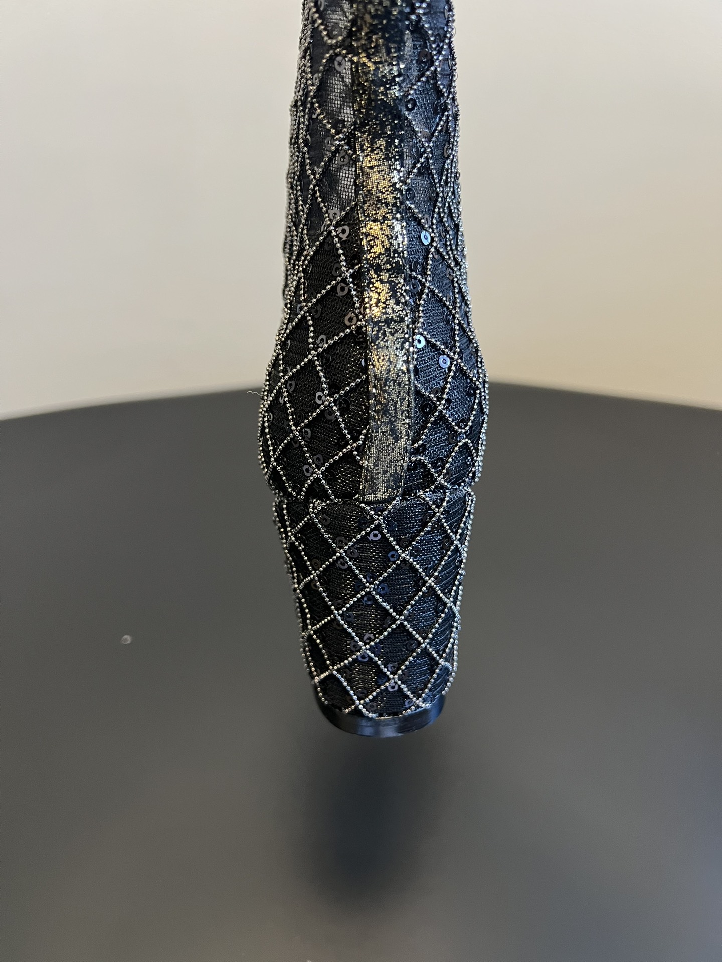 Chane*26ss新款网格编织闪片坡跟短靴延续香奈儿标志性的菱格纹，以编织网格形式呈现，搭配金属质感鞋