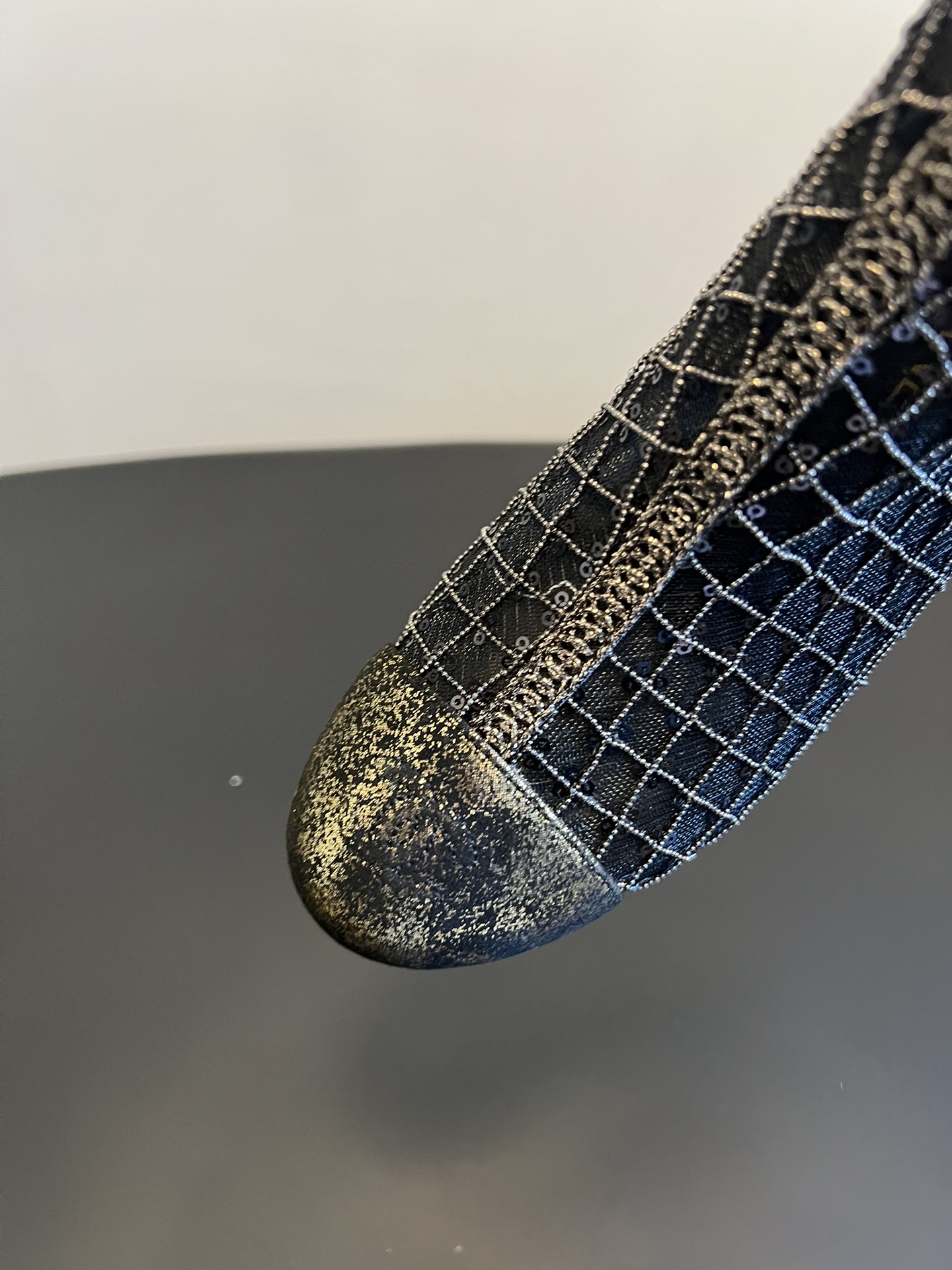 Chane*26ss新款网格编织闪片坡跟短靴延续香奈儿标志性的菱格纹，以编织网格形式呈现，搭配金属质感鞋